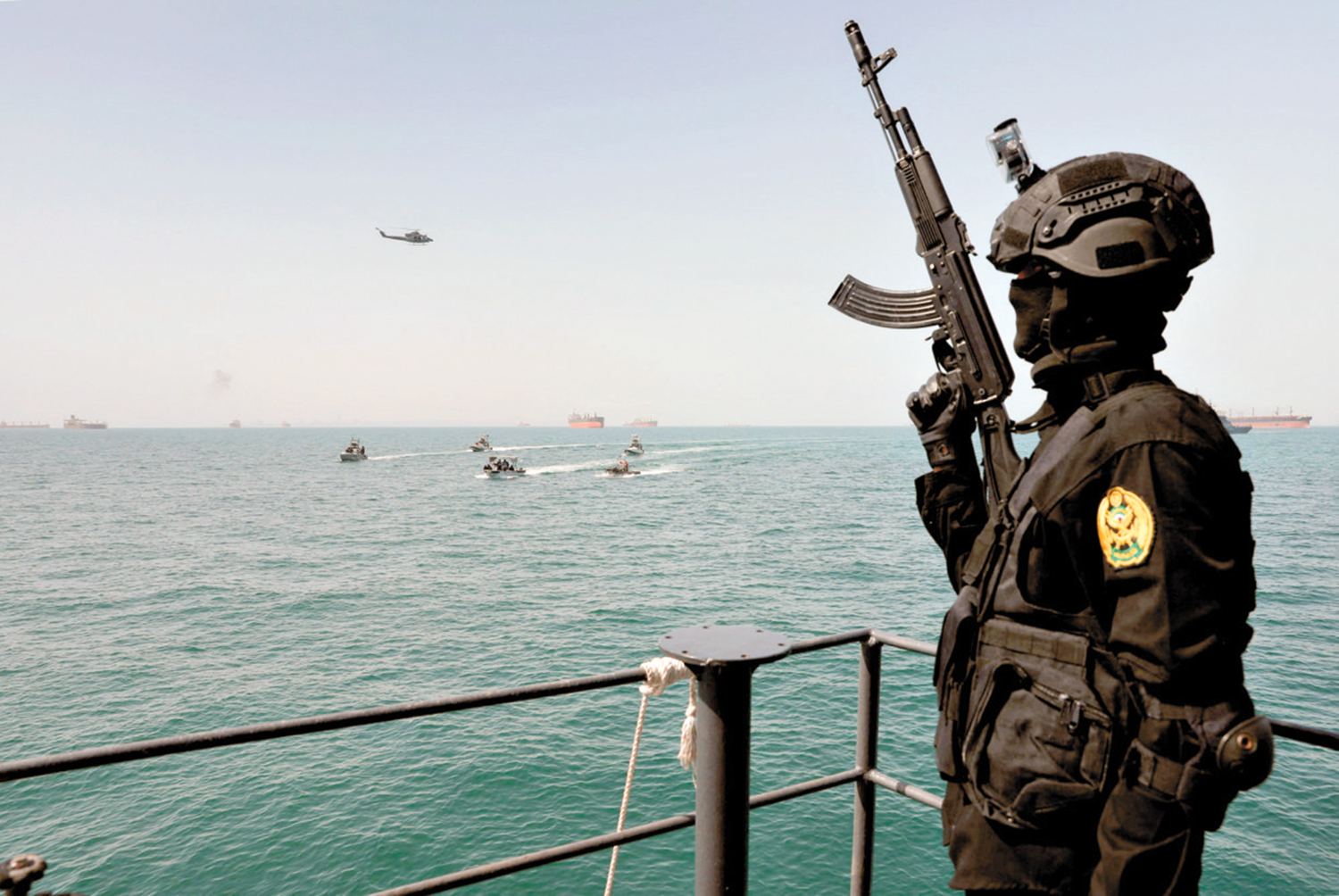 　　圖：一名伊朗陸軍士兵19日在伊朗南部參加伊朗和俄羅斯聯合海軍演習。\路透社