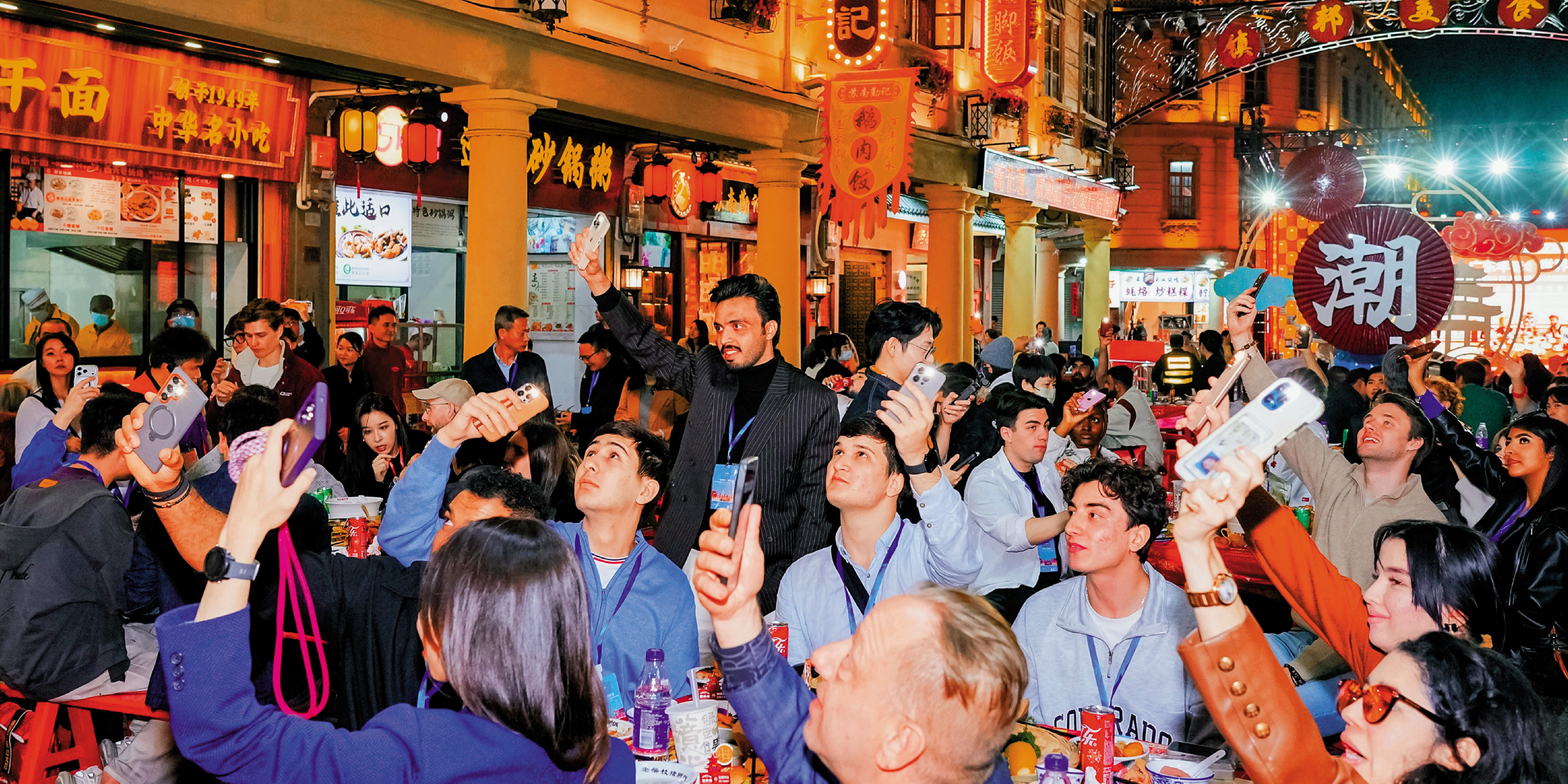 　　圖：1月16日，一百餘名外籍達人在汕頭鎮邦美食街參加「廣東年味 世界共享」新春活動。\新華社
