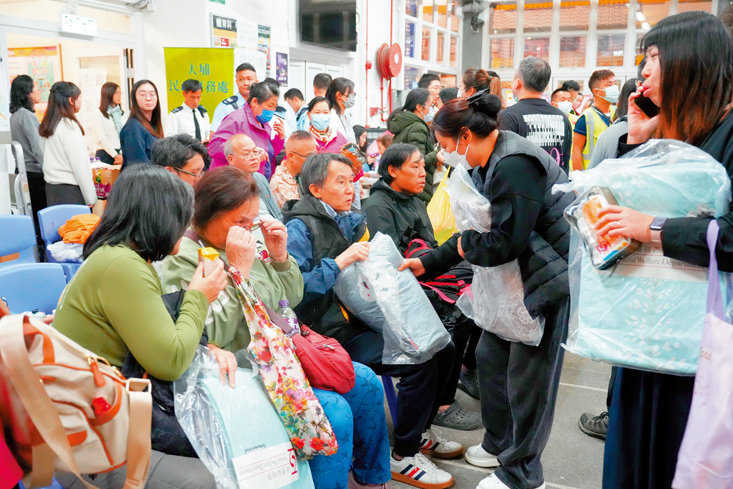 　　圖：政府昨日公布宏福苑長遠安置方案，將以現金或「樓換樓」方式收購宏福苑七幢樓宇一千七百三十六戶業主業權。圖為居民早前領取救援物資的情形。\大公報記者蔡文豪攝