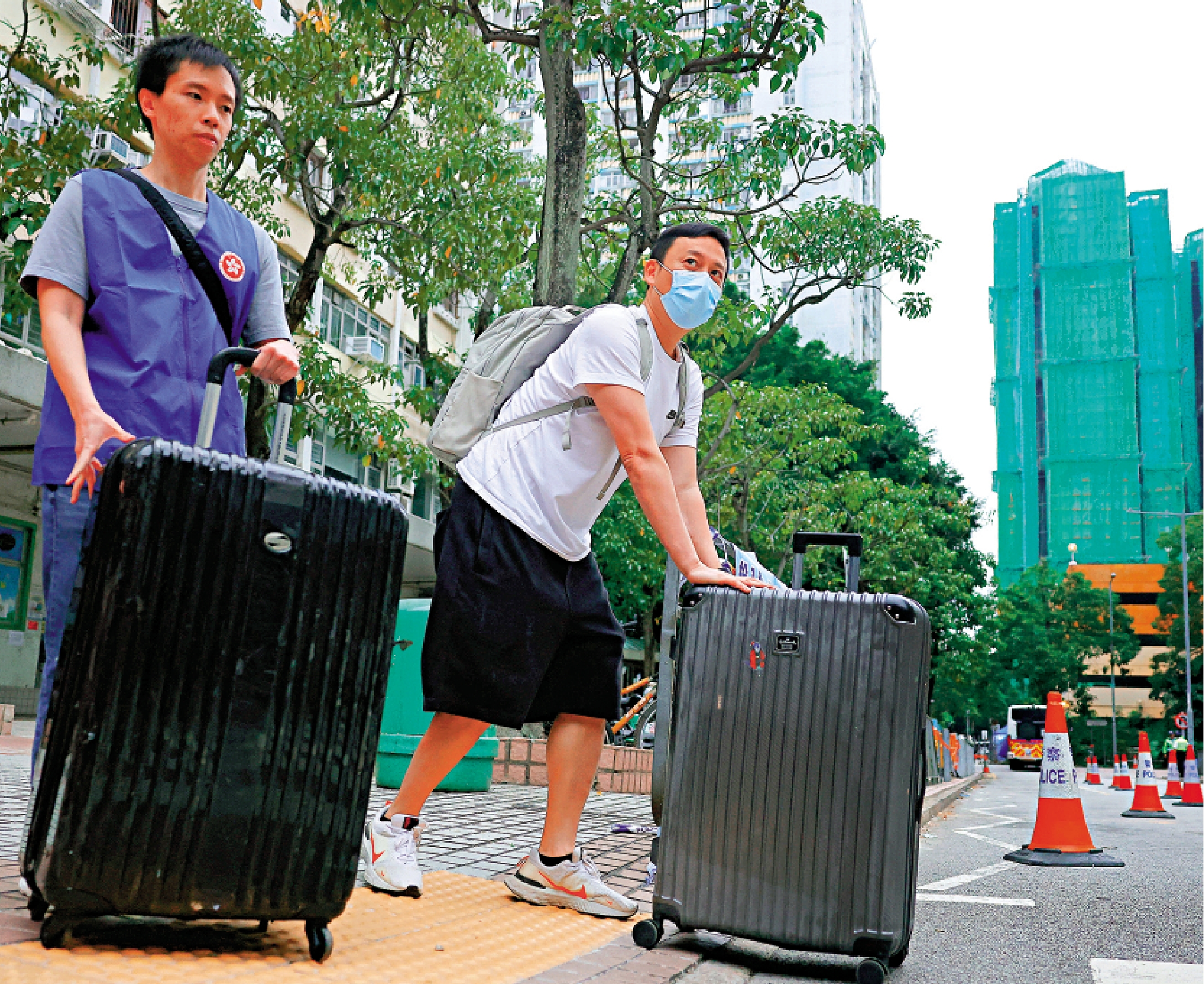 　　圖：宏志閣居民料最快三至四個月後可返回單位。圖為住戶去年返家執拾物品。