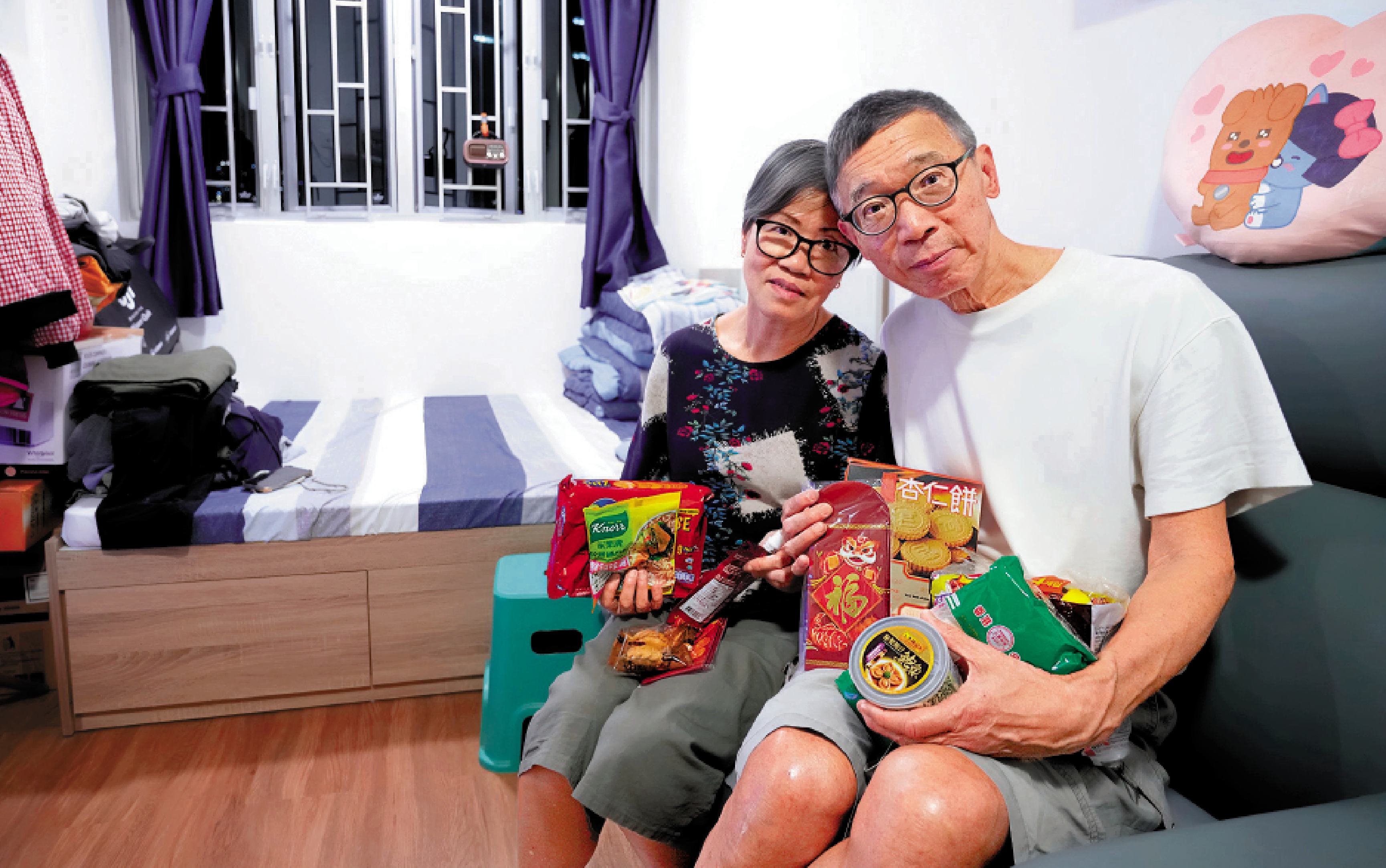 　　圖：宏福苑居民袁先生和太太在春節之前搬入香港仔的漁映樓，重新有了屬於他們的家，感謝各界關心，稱讚特區政府「做得好好！」