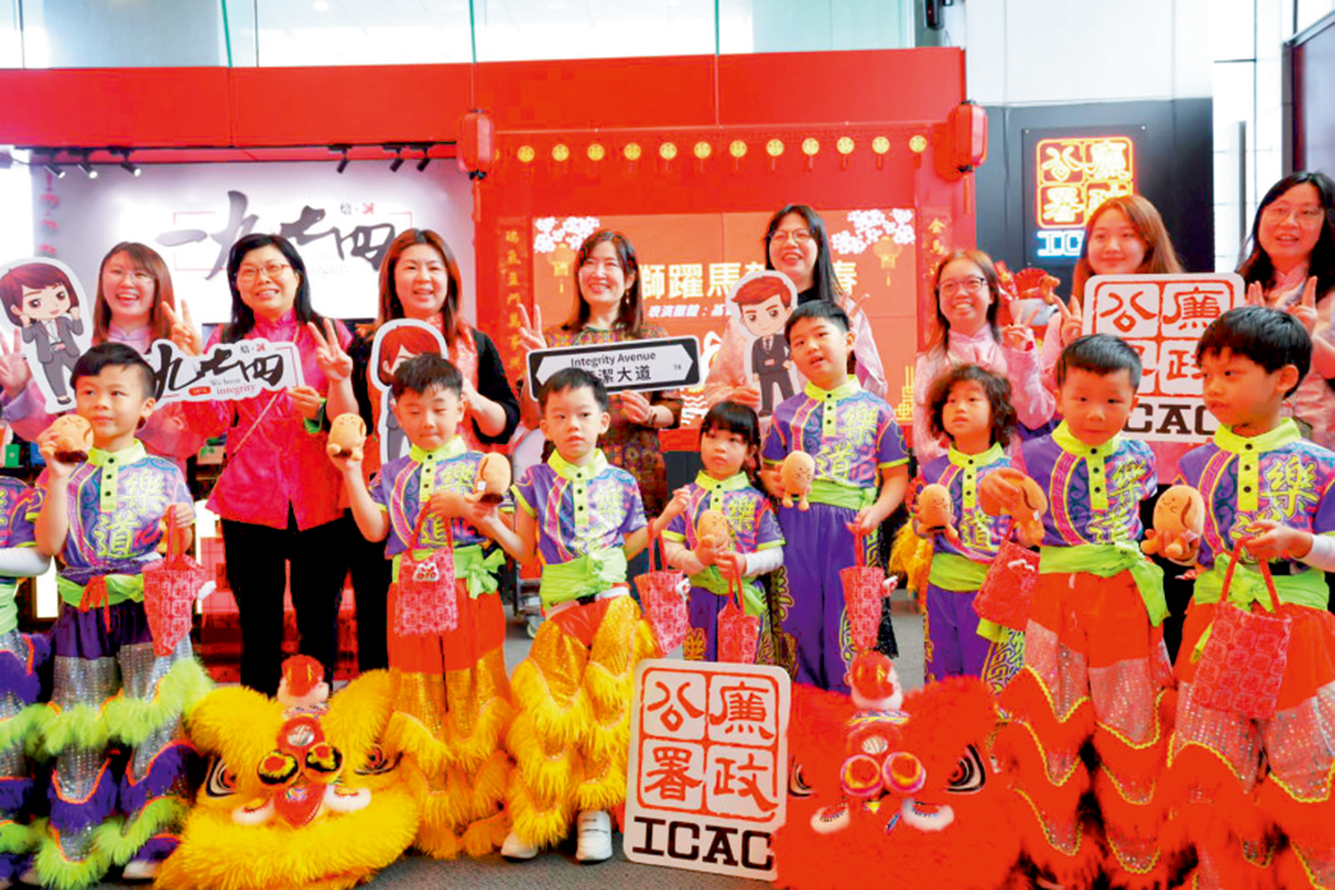 　　圖：孩童舞獅隊獲邀到「一九七四」咖啡廳表演。