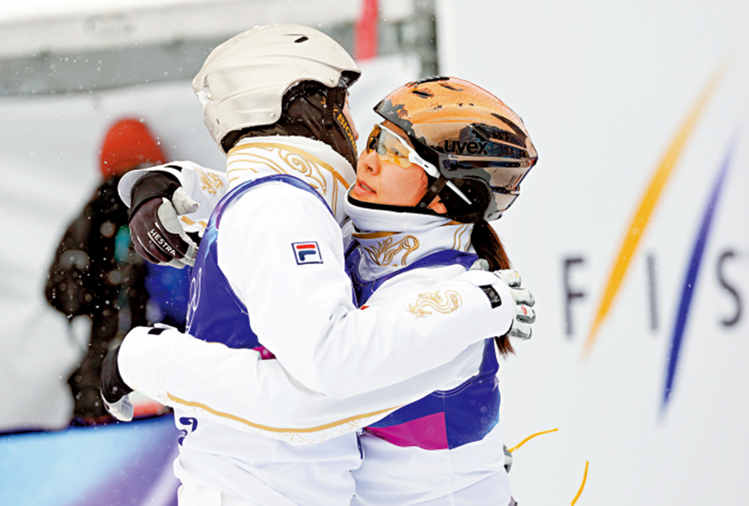 　　圖：中國隊選手徐夢桃（右）在第二輪比賽中安慰王心迪。\新華社