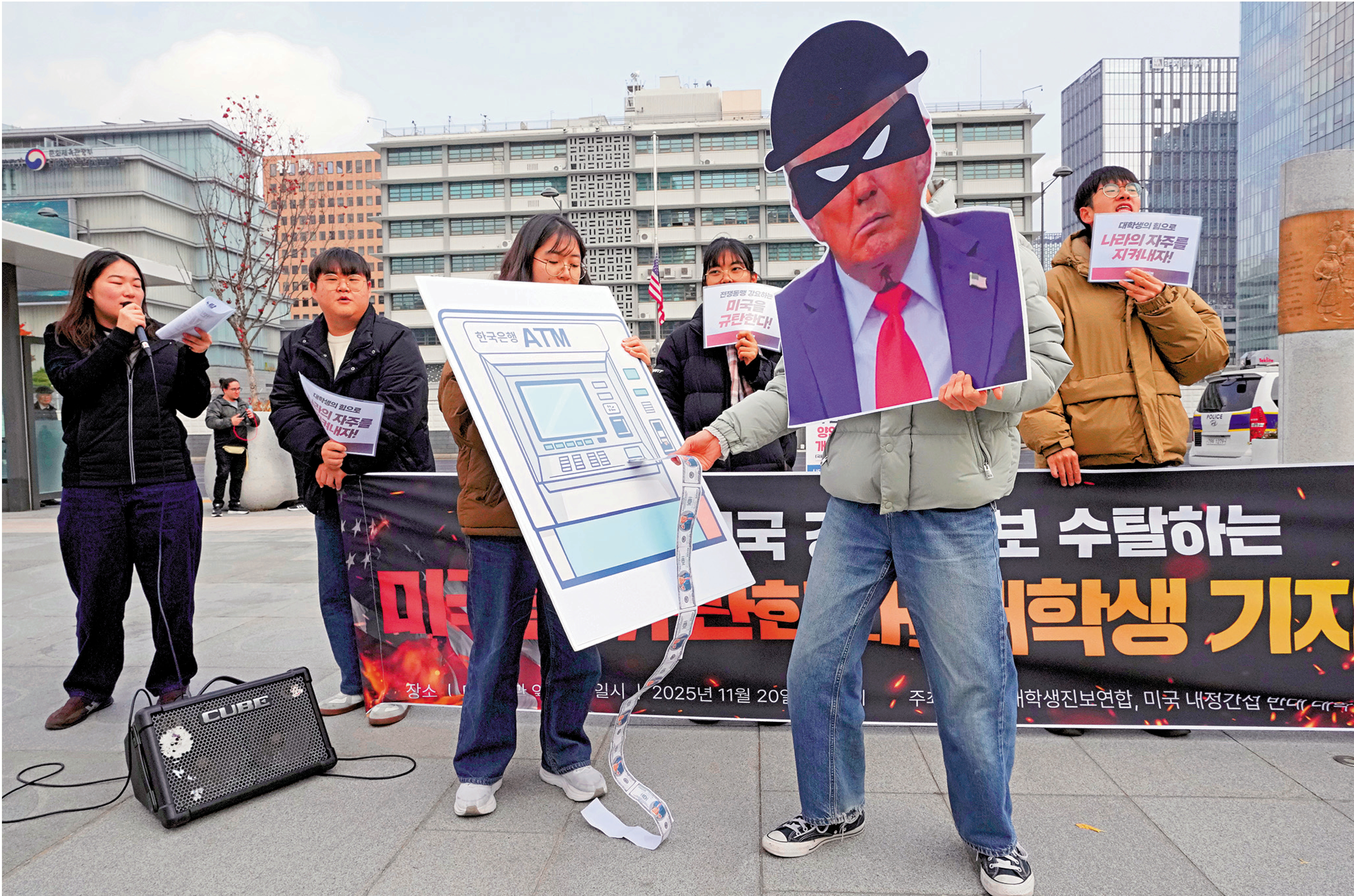 　　圖：韓國民眾在首爾美國大使館附近抗議美國總統特朗普對韓國的關稅政策。\美聯社