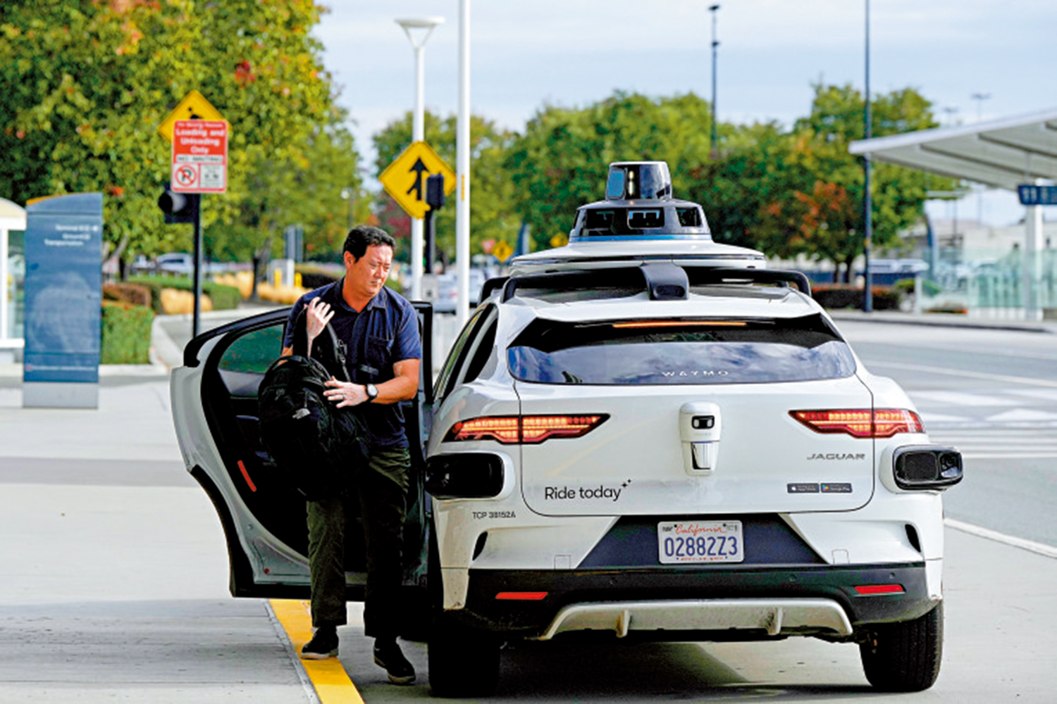 　　圖：一名Waymo無人的士乘客在加州聖荷西機場附近下車。\美聯社