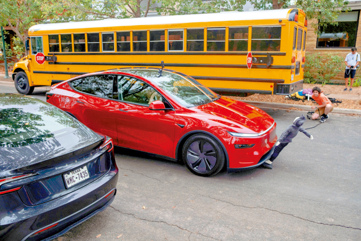 　　圖：去年6月，特斯拉的Model Y車型在得州奧斯汀進行自動駕駛安全測試。\路透社