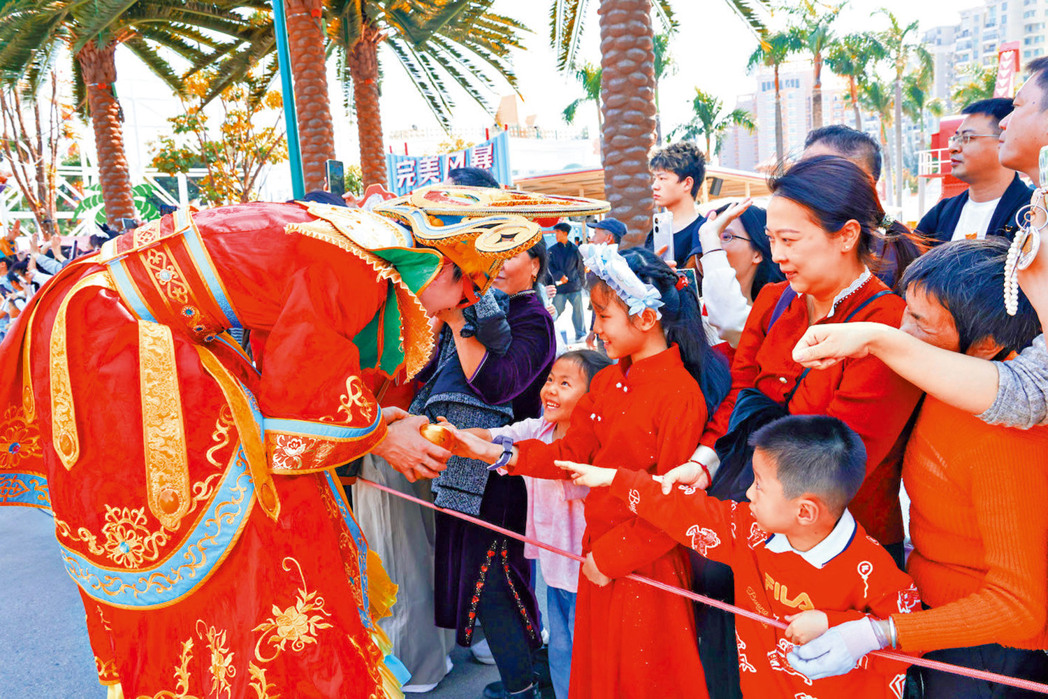 　　圖：今年春節，深圳市各大商圈、景區遊人如織。圖為深圳歡樂谷內，工作人員裝扮成財神向遊客派發禮品。 受訪者供圖