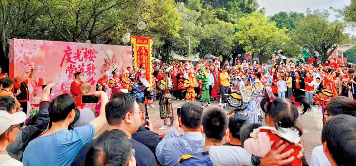 　　圖：觀瀾湖生態運動公社在春節期間迎來大批家庭遊客。\大公報記者胡永愛攝
