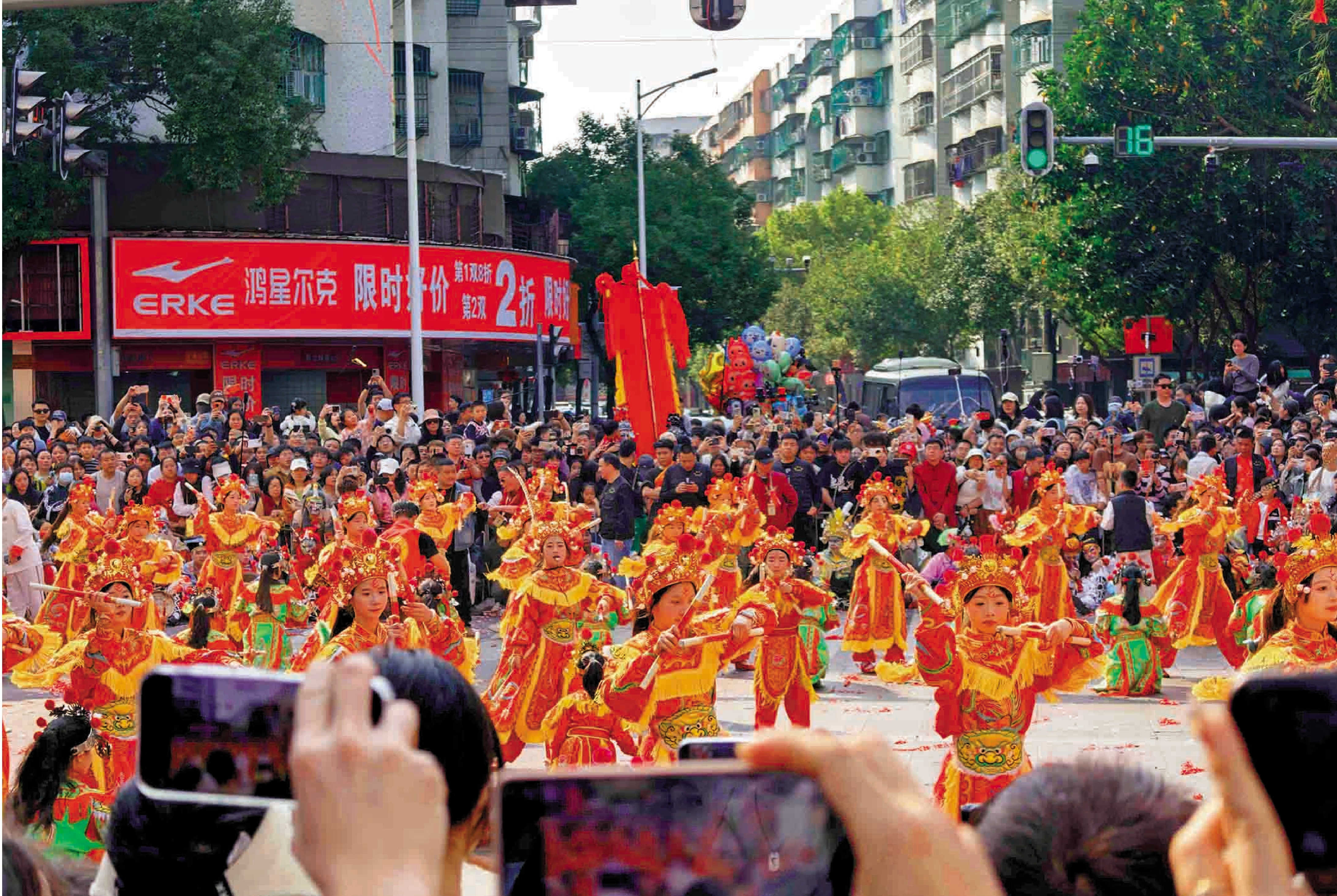　　圖：汕頭潮陽西門女子英歌隊在裏三層、外三層的圍觀群眾中表演。/大公報記者帥誠攝