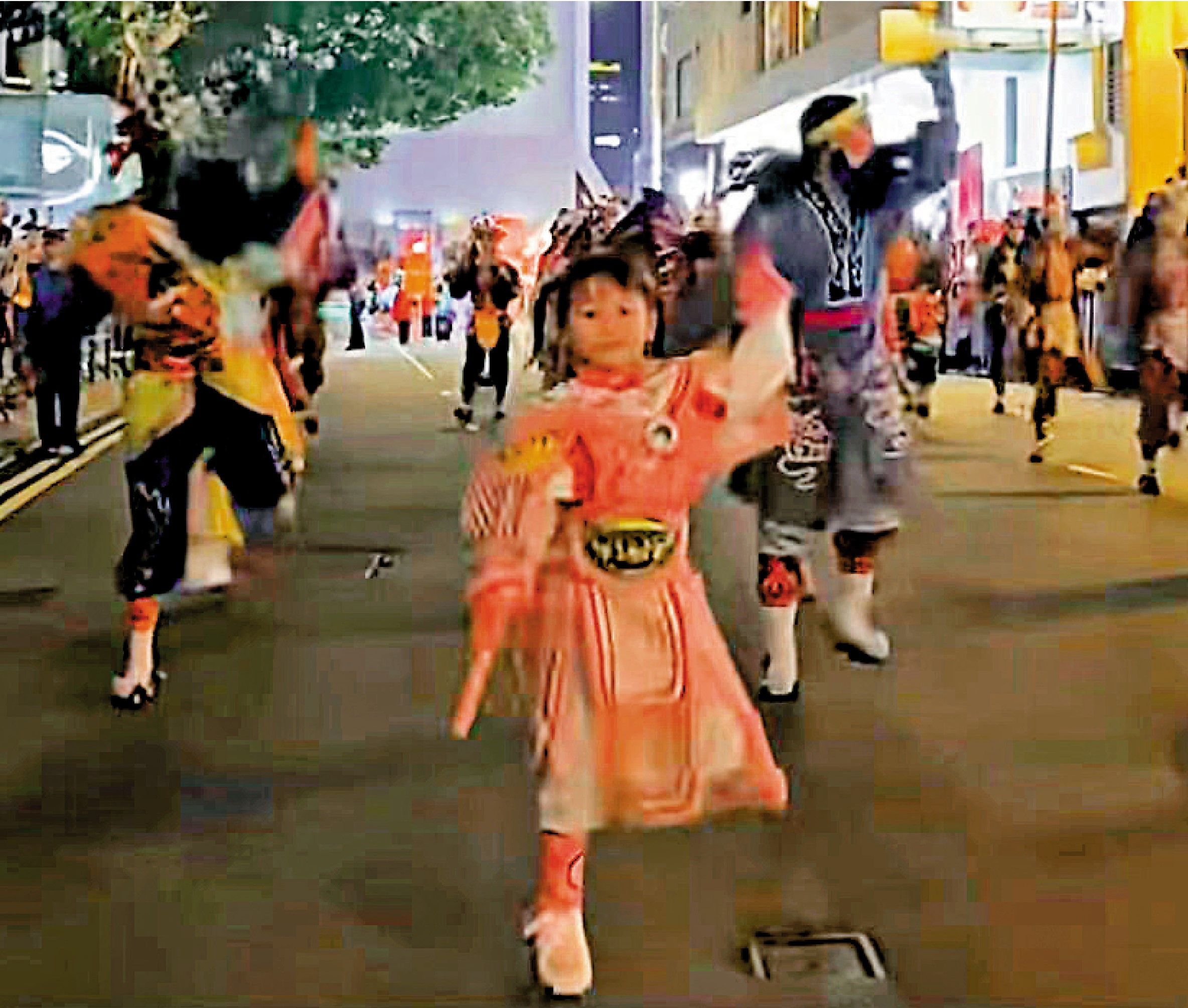 　　圖：汕頭喬東鄉煙花火龍巡遊的表演者多是青少年。/大公報記者帥誠攝