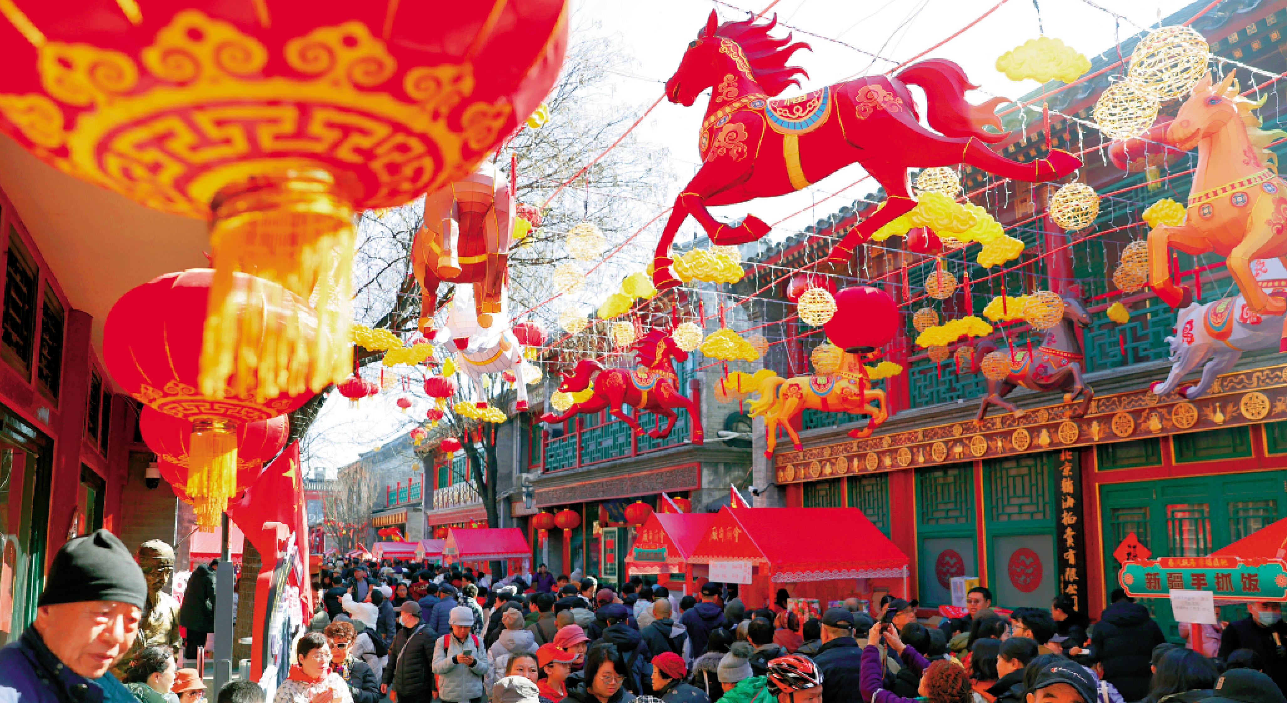 　　圖：初三日，北京琉璃廠文化街遊人如織，市民遊客在廠甸廟會遊玩。/中新社