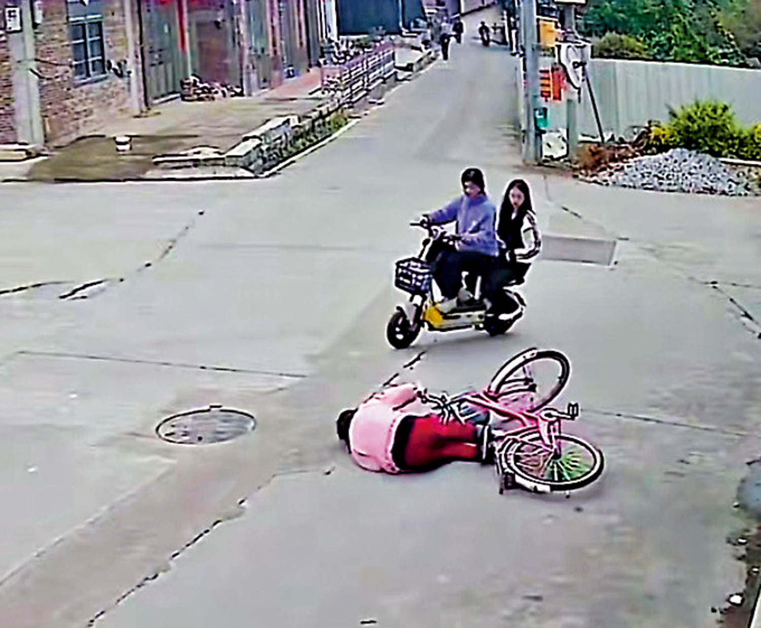 　　圖：監控視頻記錄老人騎單車摔倒全過程。