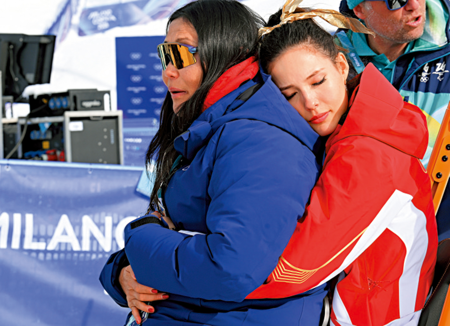 　　圖：谷愛凌（右）在頒獎儀式後擁抱母親谷燕。\新華社