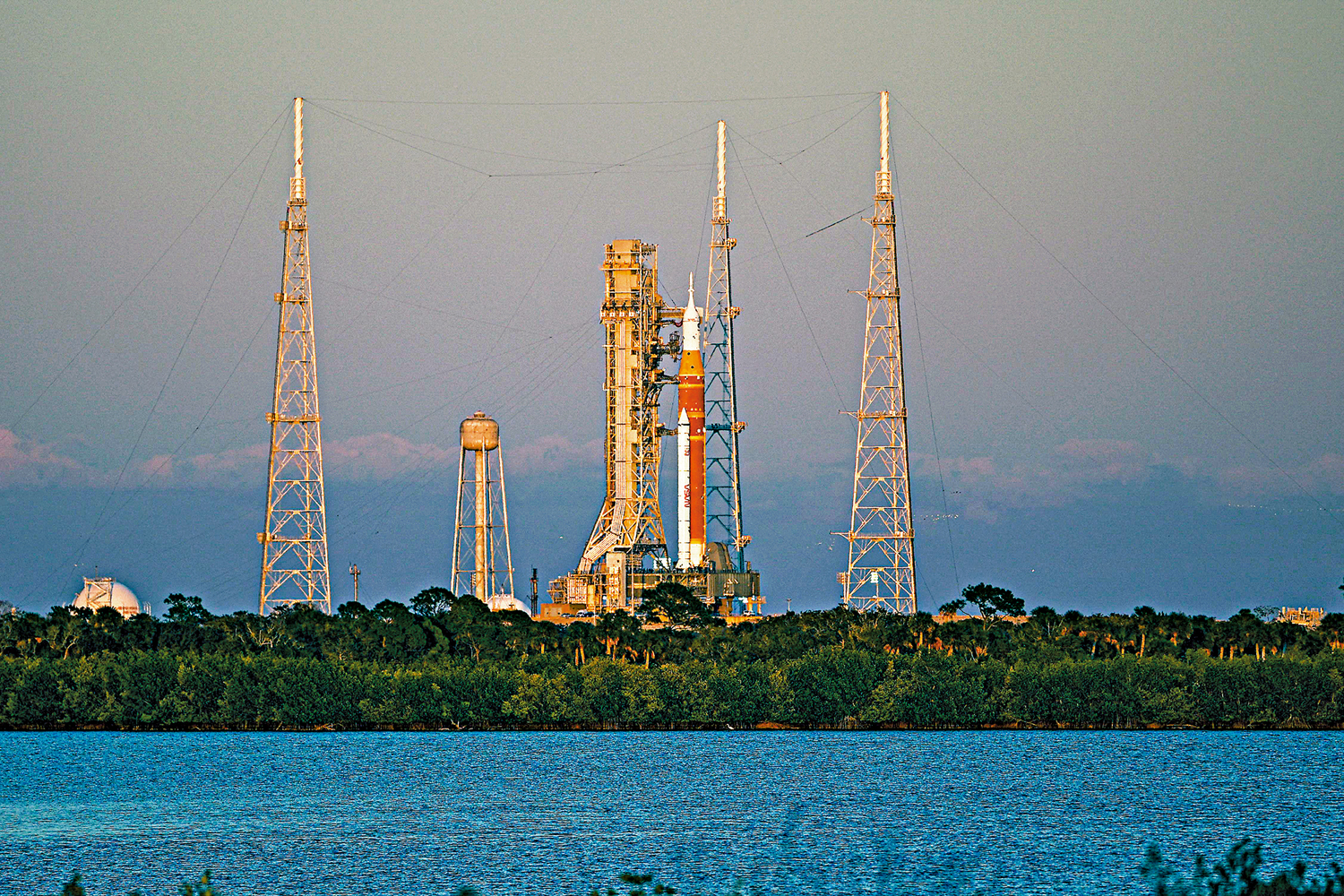 　　圖：NASA一再推遲「阿耳忒彌斯」登月計劃。圖為計劃所需的「太空發射系統」和「獵戶座」太空船。\法新社