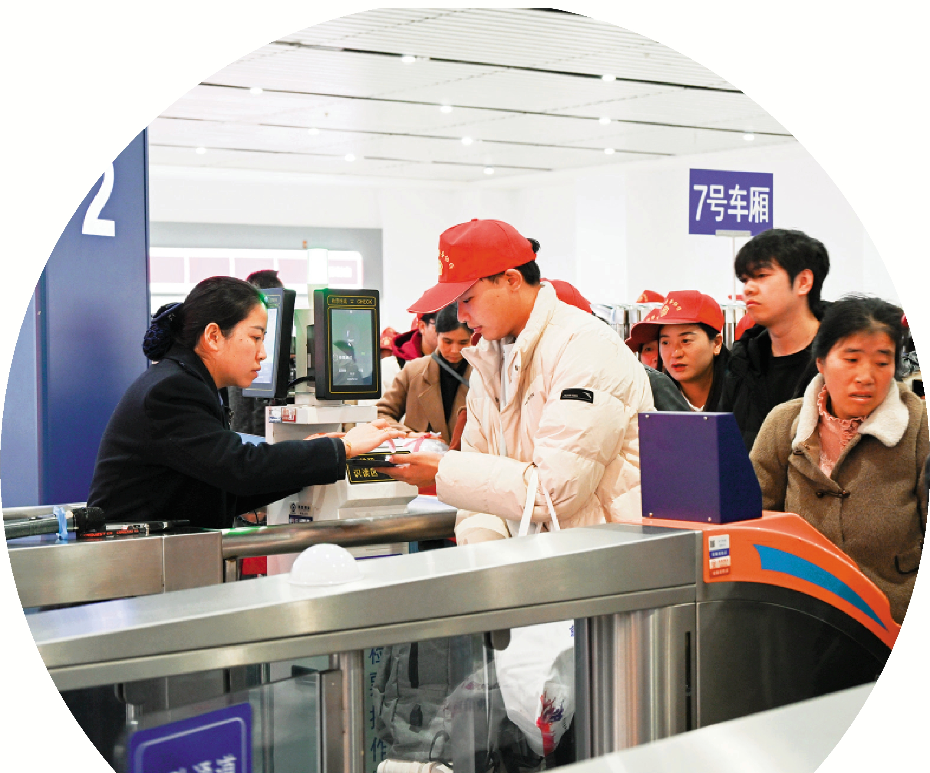 　　圖：22日，貴州外出務工人員及家屬在凱里南站檢票進站。\新華社