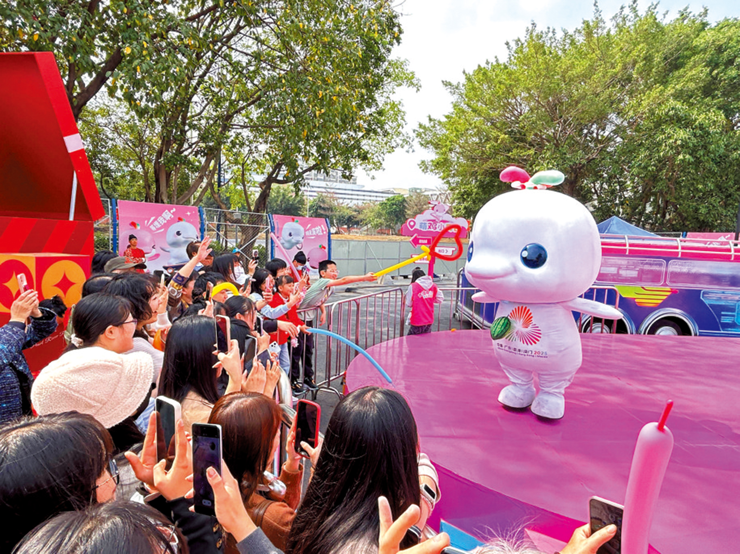 　　圖：在「大灣雞」奧體嘉年華現場，「大灣雞」與遊客互動。\大公報記者敖敏輝攝