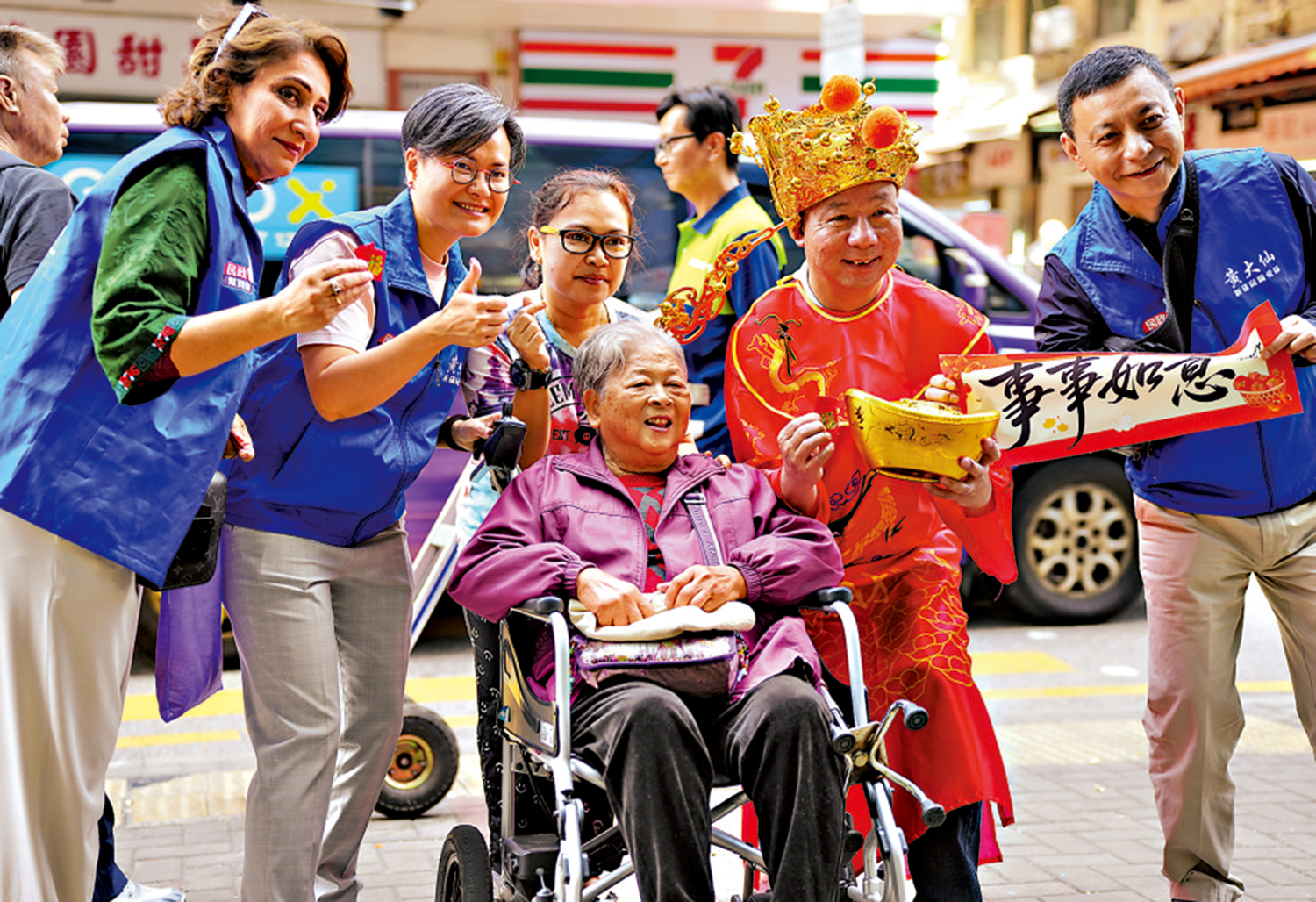 　　圖：巴基斯坦裔Pinky（左一）和關愛隊成員為社區送祝福。