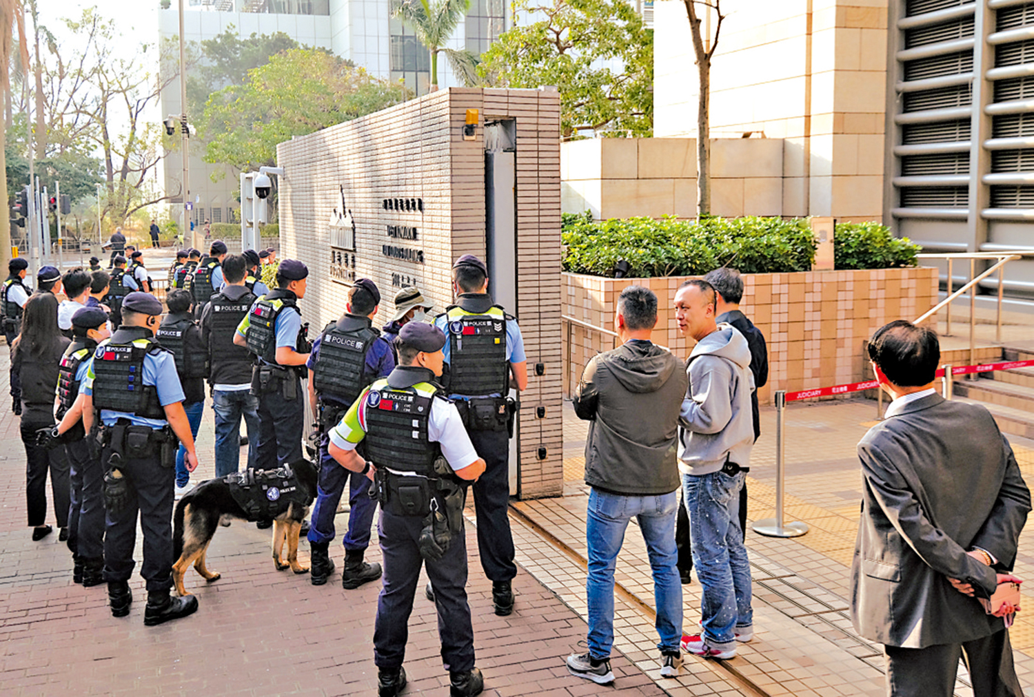 　　圖：高等法院上訴庭昨日駁回「35+串謀顛覆政權」案12名被告上訴。圖為多名警員於法院門外嚴陣以待。