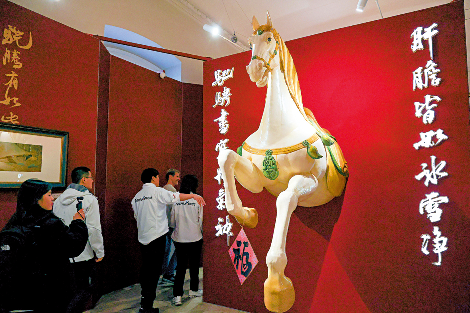 　　圖：當地時間二月二十日，「體育精神 躍馬爭春──中華體育文化展」正在意大利米蘭的「中國之家」展出。\中新社