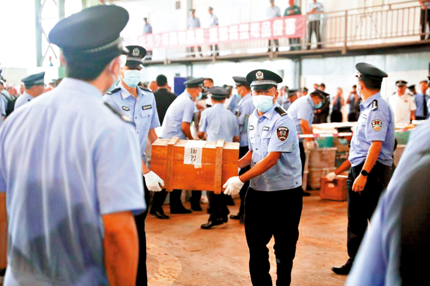 　　圖：中國依法打擊整治芬太尼類物質違法犯罪活動。圖為雲南民警正準備銷毀緝獲毒品。