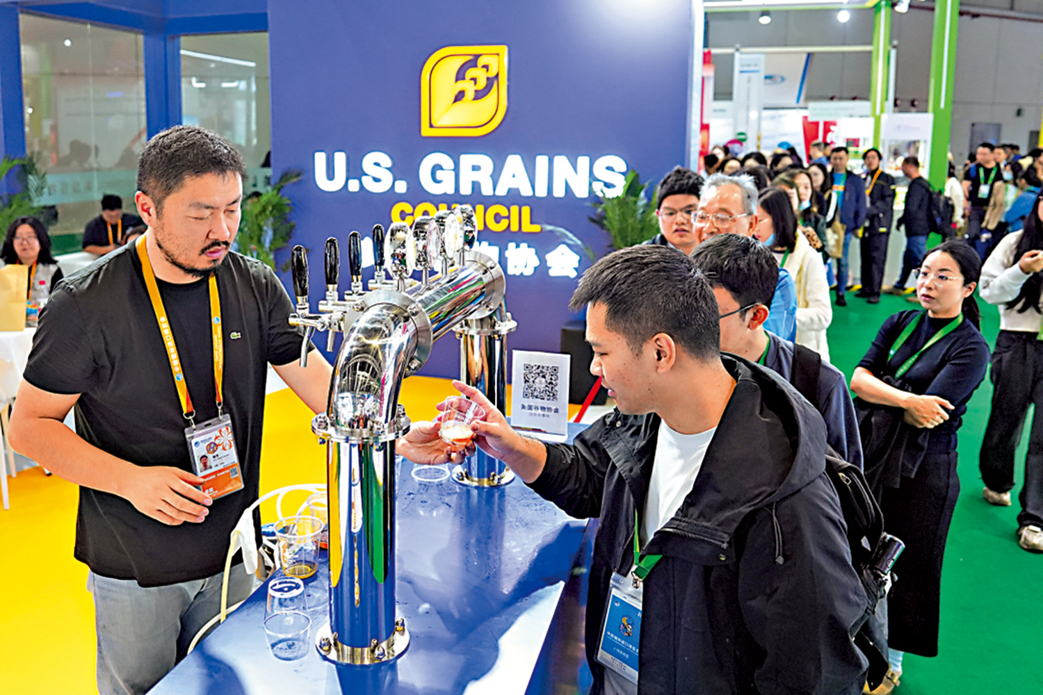 　　圖：專家料美方會尋求換取中方合作。圖為去年11月進博會的美國穀物協會展台。\中新社