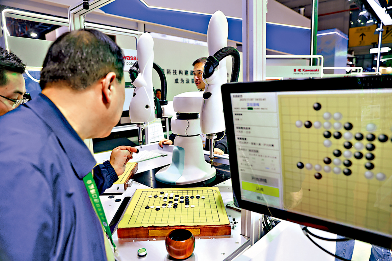 　　圖：第八屆進博會上，觀眾在技術裝備展區德國卡赫展台和AI機械臂下五子棋。\中新社