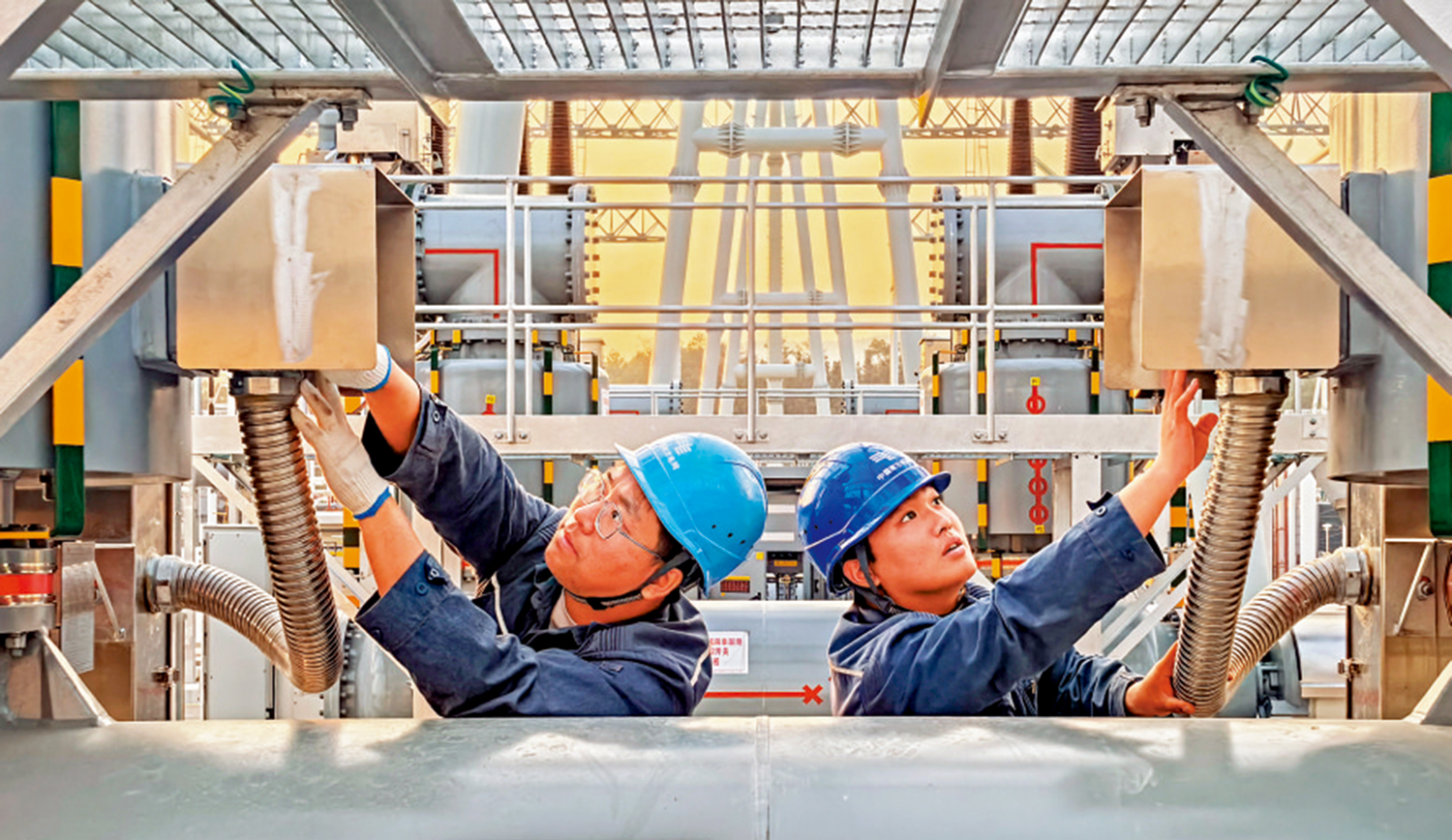 　　圖：電網工作人員對相關變電站設備開展驗收檢查。