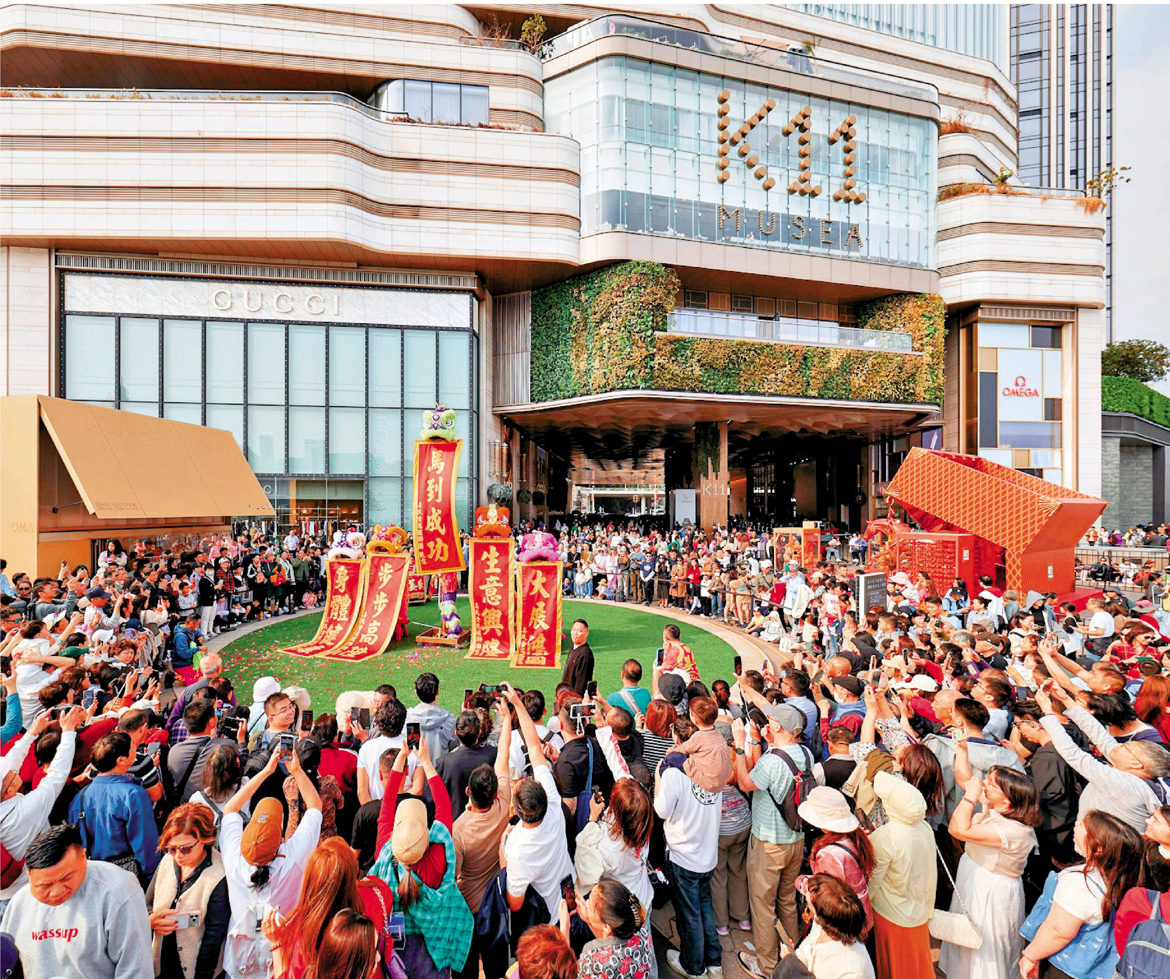 　　圖：於K11 MUSEA舉行的舞獅表演吸引大批市民及旅客觀賞。