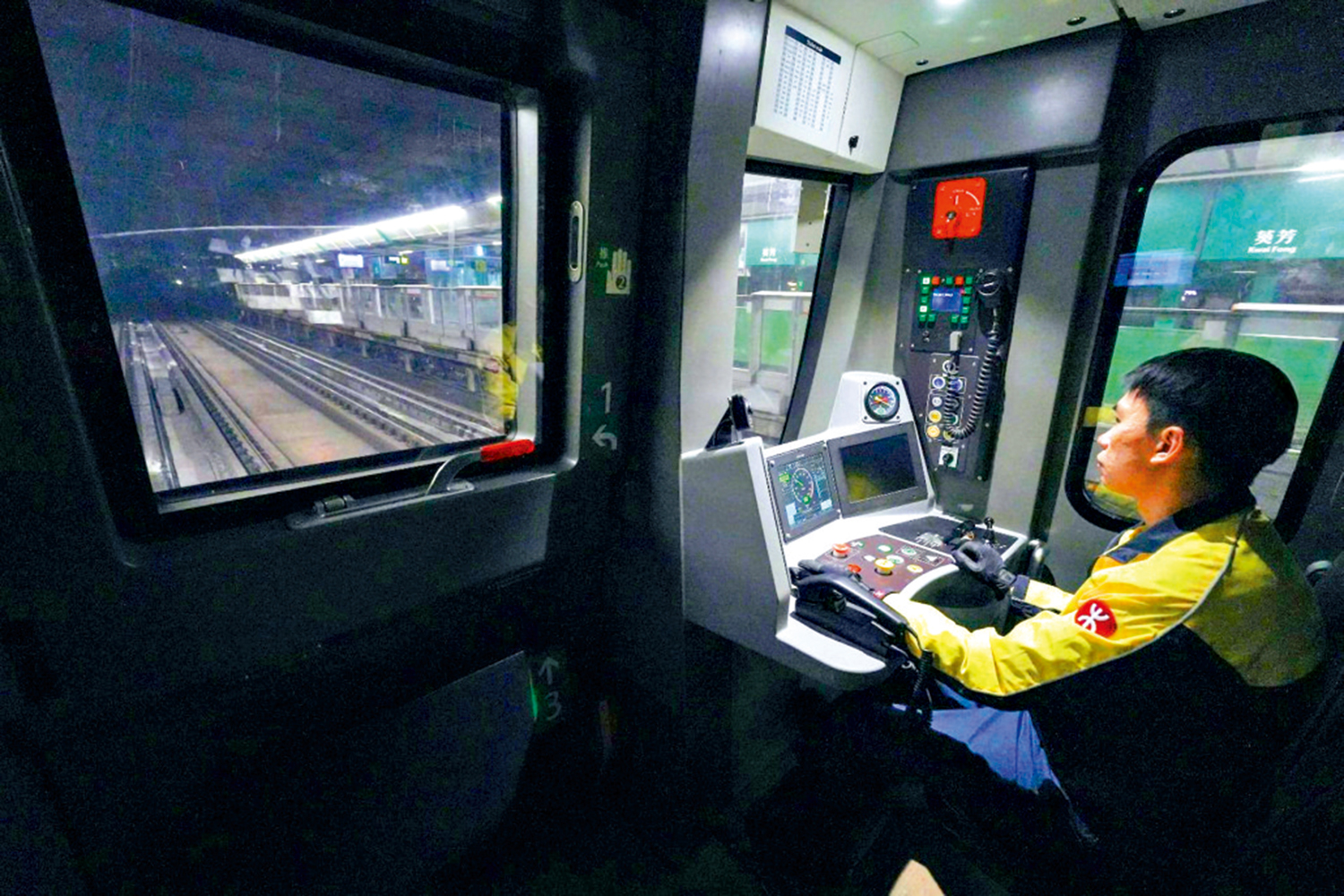 　　圖：荃灣綫新信號系統投入服務後，會陸續加入新列車在該綫運作。圖為市區綫新列車早前在荃灣綫進行實地測試情況。