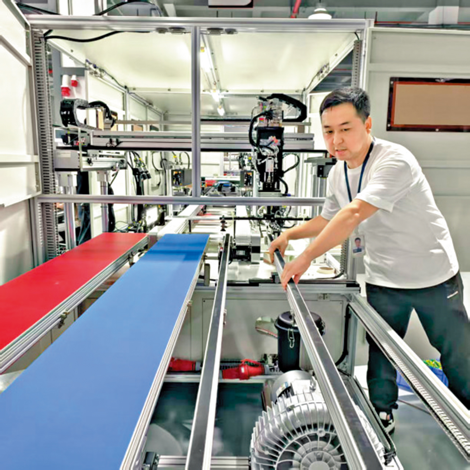 　　圖：工作人員展示思謀科技自研的新能源刀片電池鋁殼智能檢測一體機。\大公報記者毛麗娟攝