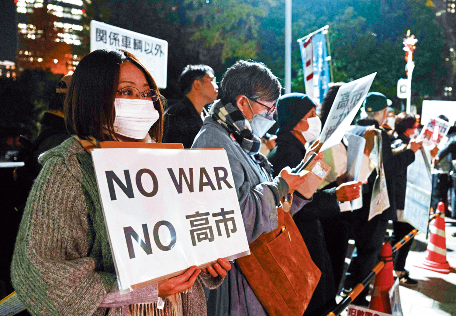 　　圖：針對日本政府在涉台問題上的錯誤言行，中方再度祭出強硬反制，強化稀土等「兩用物項」出口管制。圖為東京首相官邸外，民眾要求日本首相高市早苗撤回錯誤言論。\新華社