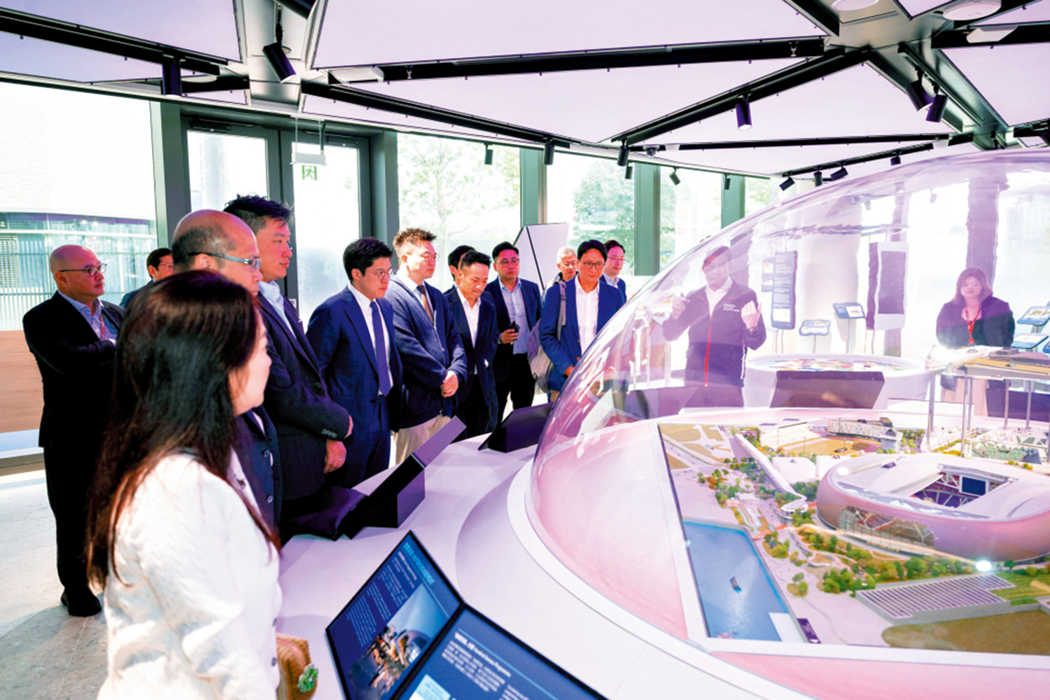 　　圖：立法會議員聽取啟德體育園有限公司代表簡介園區的整體規劃及核心設施。