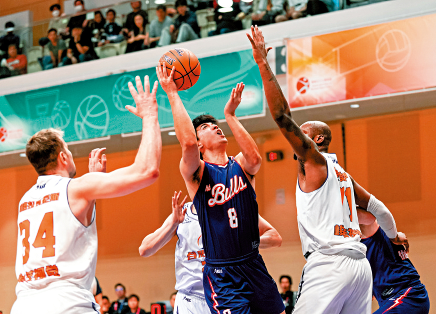 　　圖：金牛男籃球員唐才育（藍衫）上籃得分。