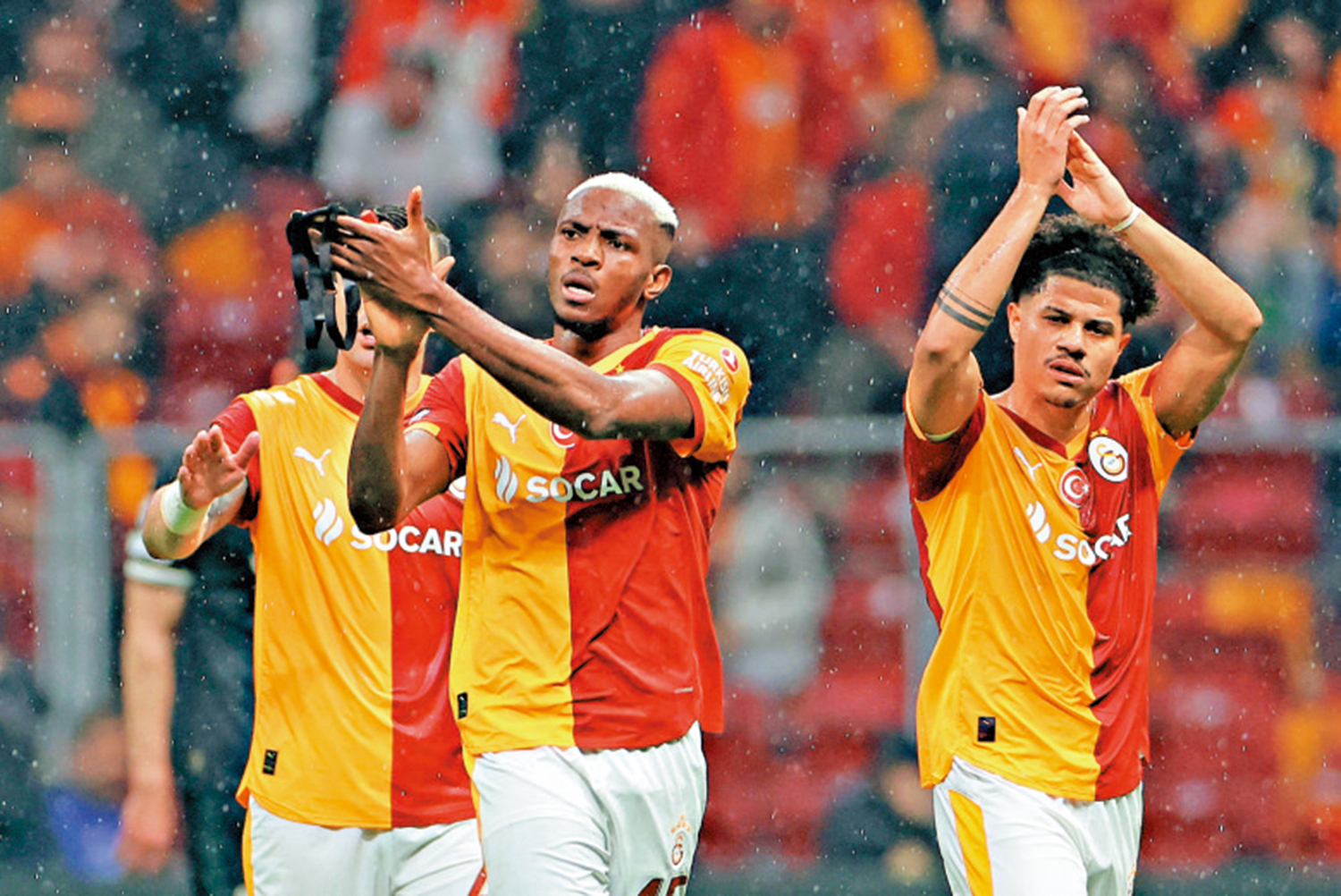 　　圖：加拉塔沙雷前鋒域陀奧森漢（右二）。