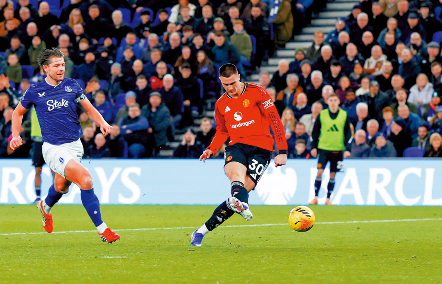 　　圖：施斯高（左二）一箭定江山。\路透社