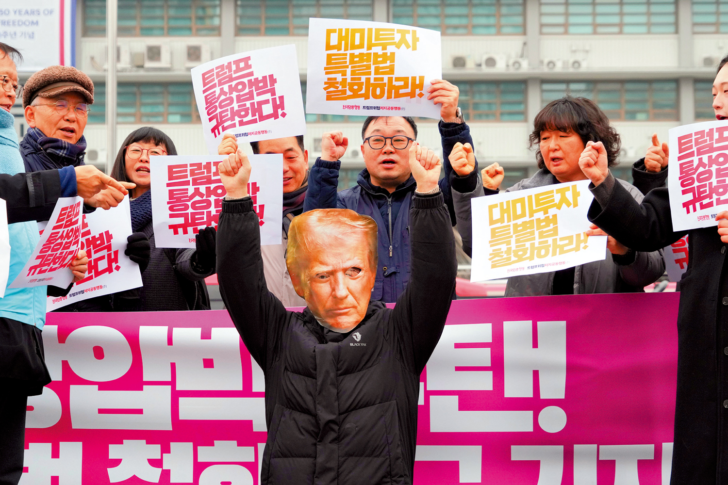 　　圖：韓國示威者在美國駐首爾大使館外抗議，反對特朗普的關稅政策。\美聯社