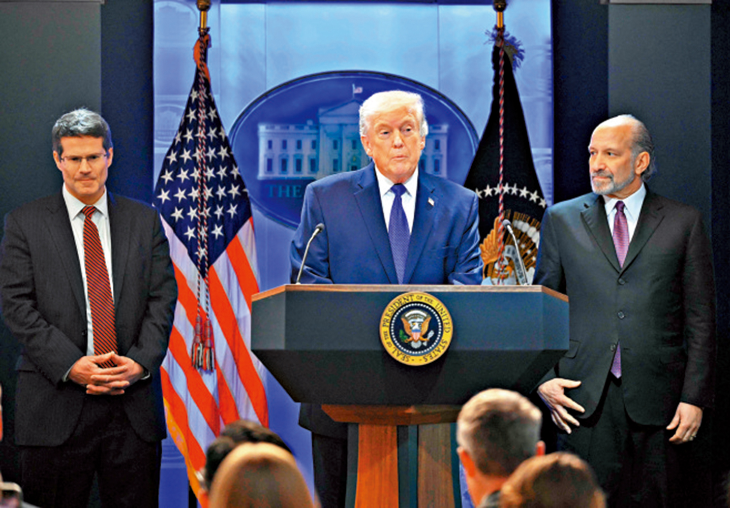 　　圖：美國總統特朗普（中）20日在白宮見記者。\法新社