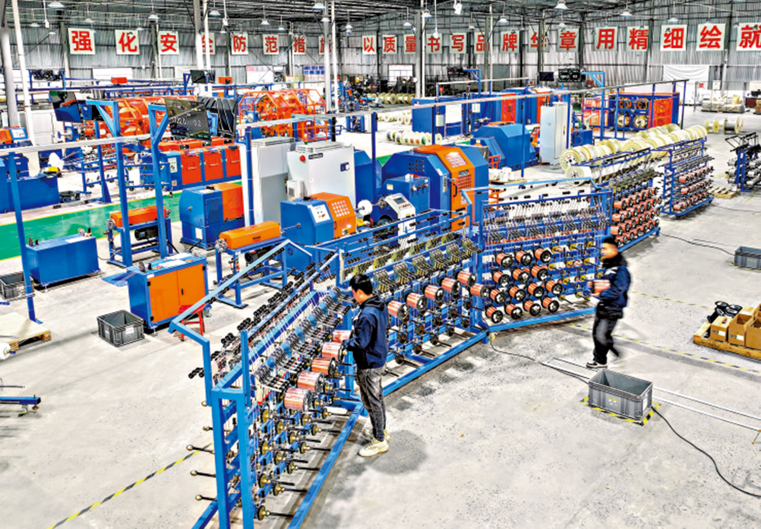 　　圖：推動傳統產業轉型升級是高質量發展的核心任務之一。圖為工人在智能車間內利用機械設備生產產品。\新華社