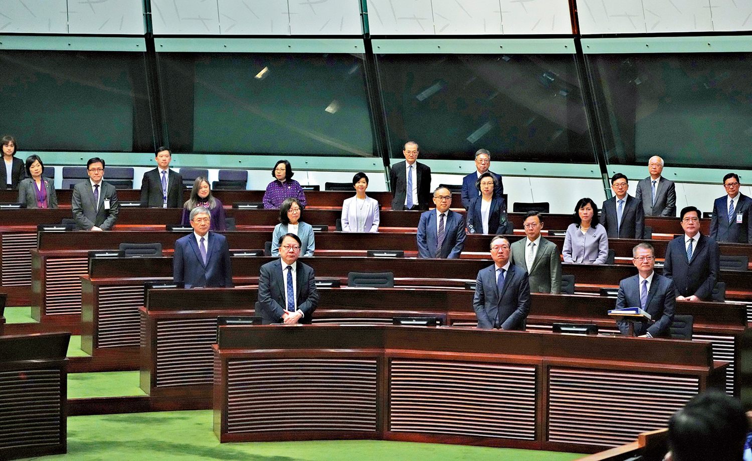 　　圖：政府官員及議員穿紫衣戴紫呔呼應預算案主題。\大公報記者何嘉駿攝