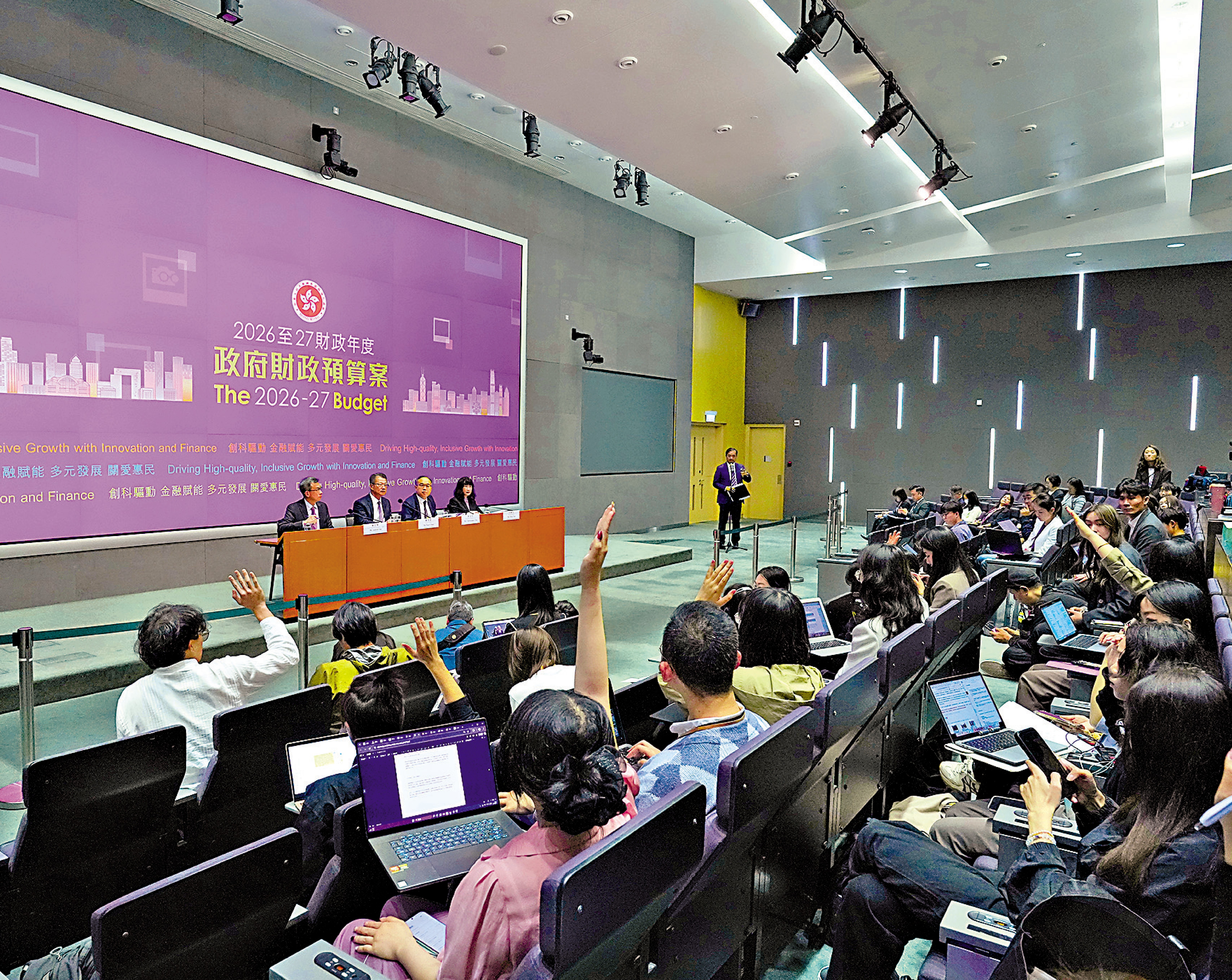 　　圖：陳茂波昨日出席財政預算案記者會，講解預算案細節及解答疑問。\大公報記者林少權攝