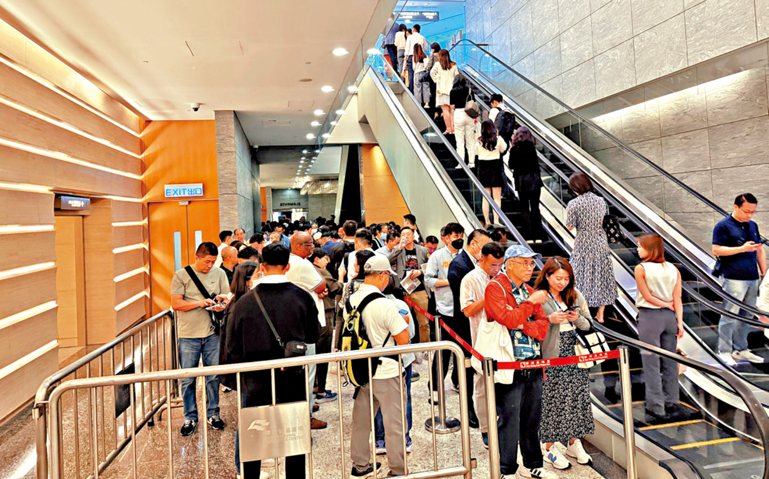 　　圖：業界指出，中期而言住宅供應維持穩定，反映政府對樓市樂觀。圖為市民排隊購買新盤。