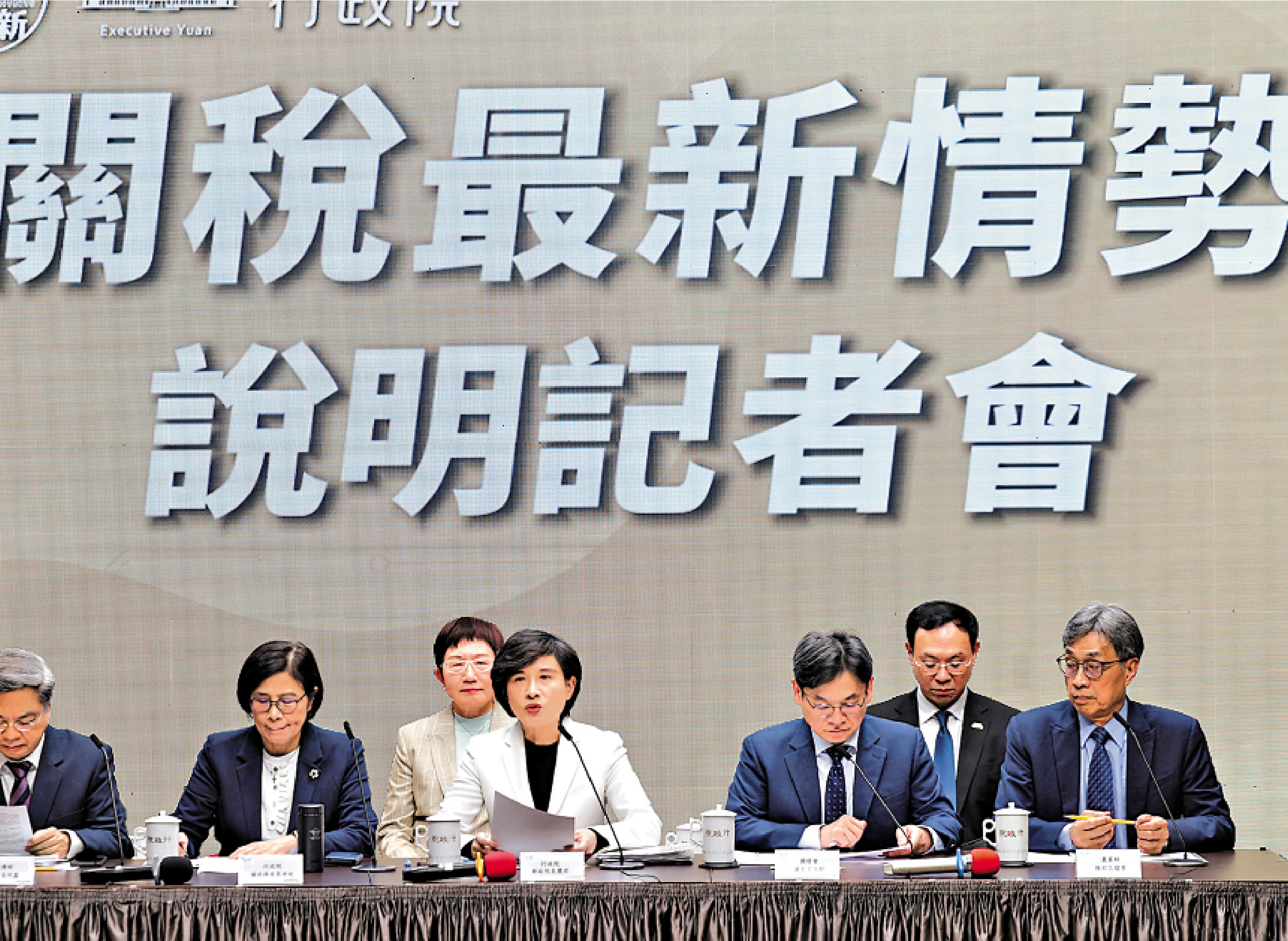 　　圖：民進黨當局官員在與美國關稅談判中嚴重失職，日前召開記者會企圖卸責。