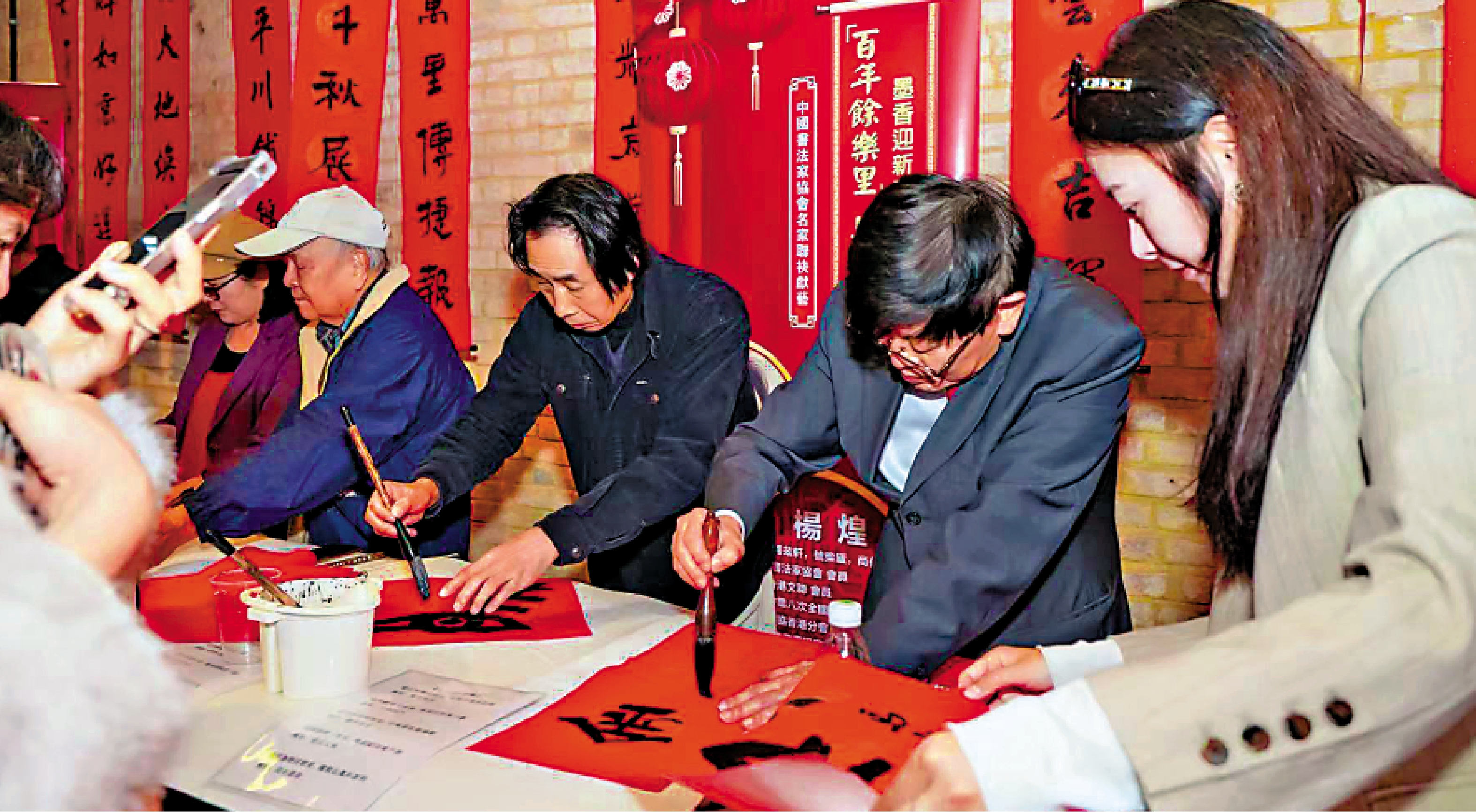 　　圖：區議員和各社團在西營盤餘樂里舉辦寫揮春活動。/作者供圖