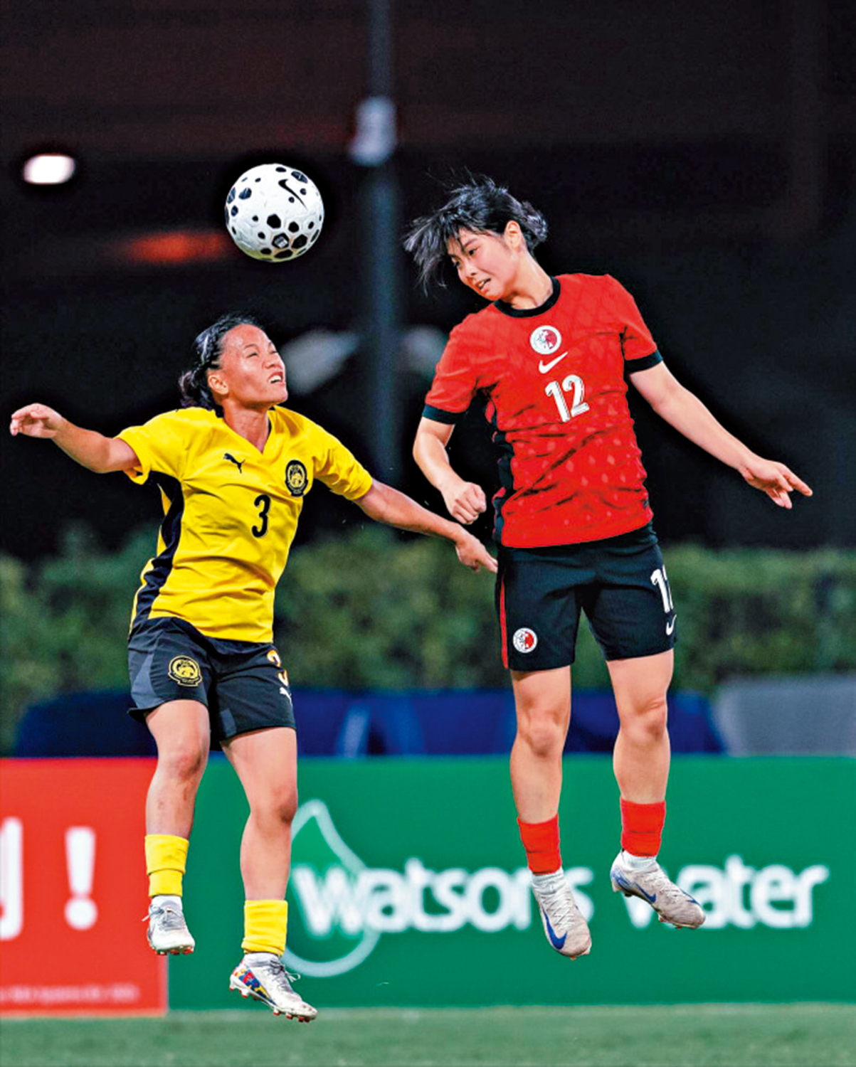 　　圖：香港女子足球隊球員（紅衫）在比賽中力拚。