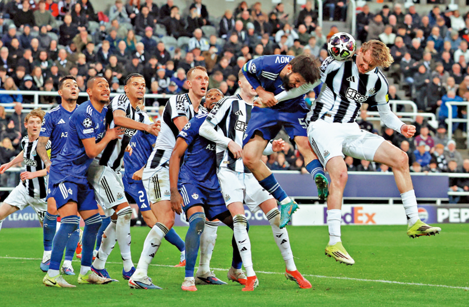 　　圖：紐卡素的禾達美迪（右一）在比賽中頭槌攻門。\路透社