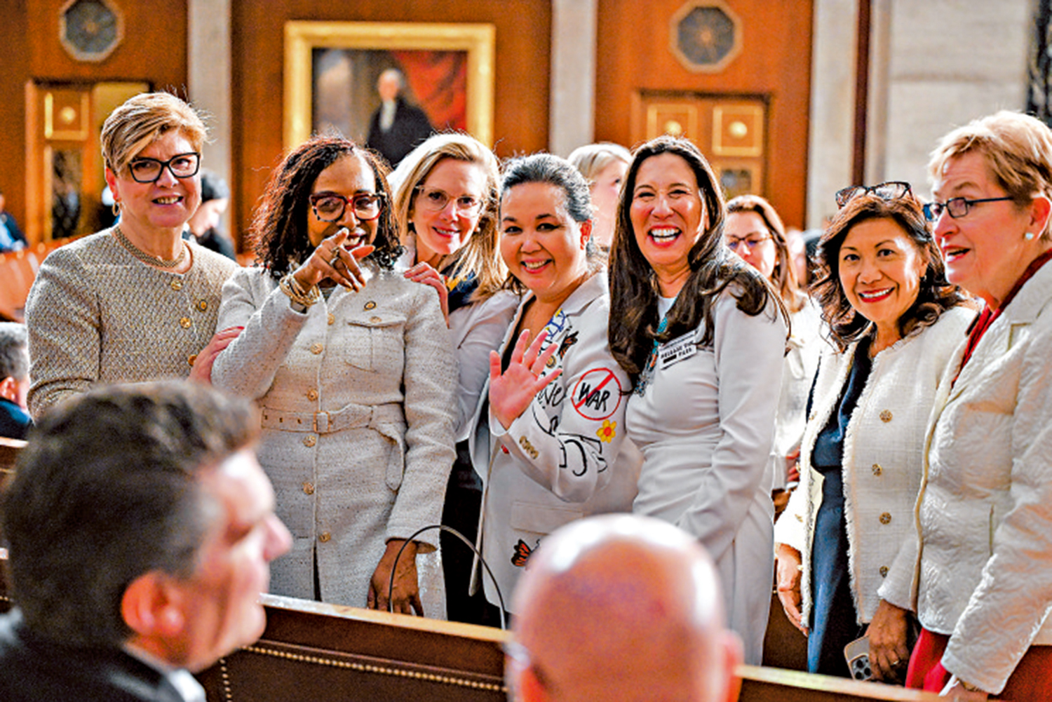 　　圖：多名民主黨女議員身穿全白套裝出席國情咨文演說。\美聯社