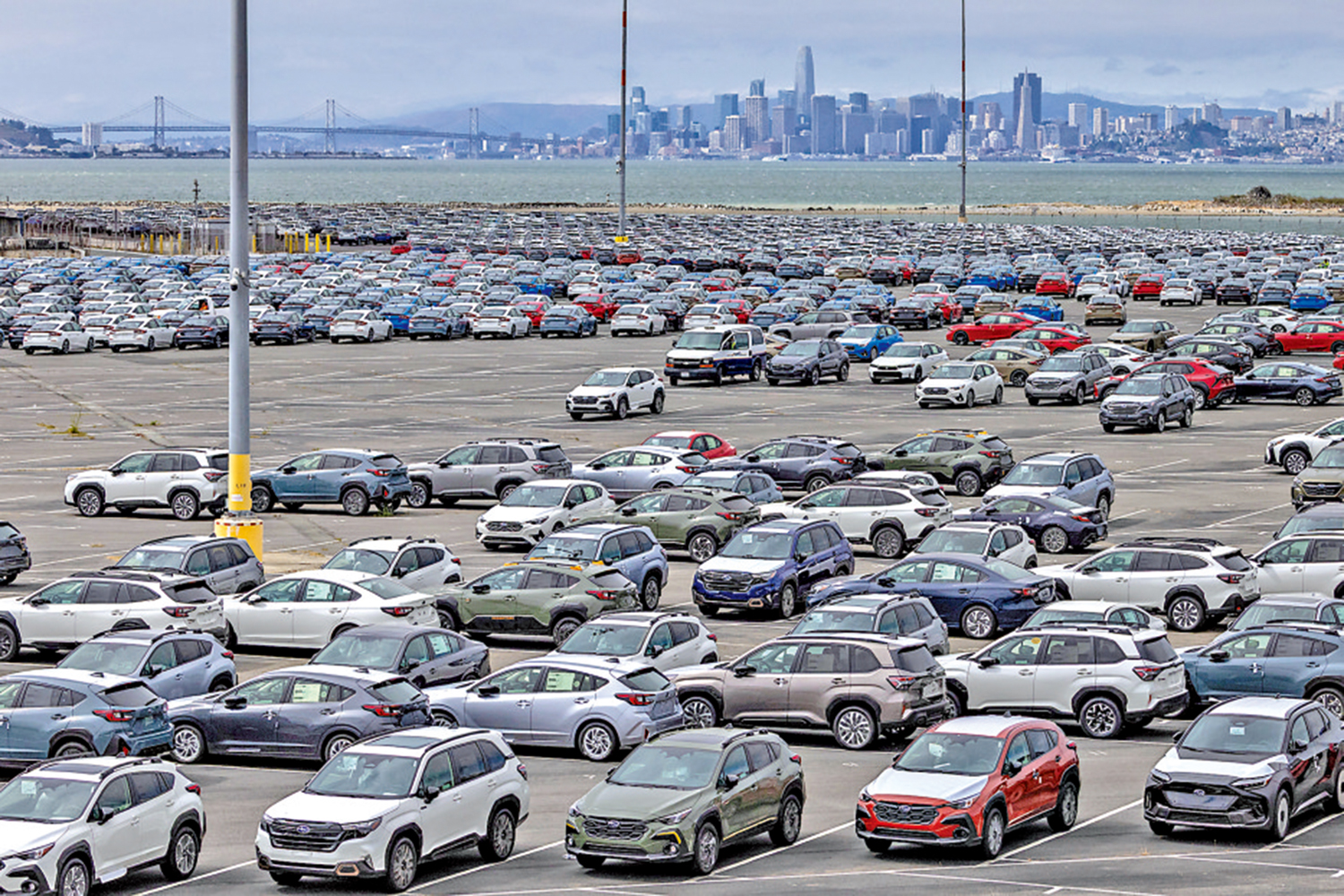 　　圖：加州里士滿港的停車場內停放着日本車企斯巴魯與本田的新車。\路透社