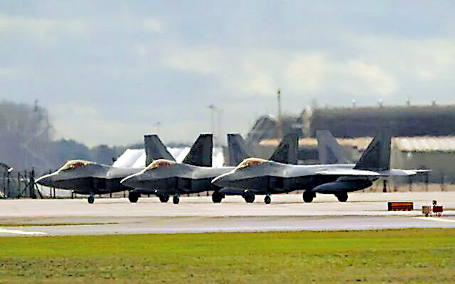 　　圖：11架美軍F-22戰鬥機24日從英國皇家空軍萊肯希思基地飛往以色列。\網絡圖片