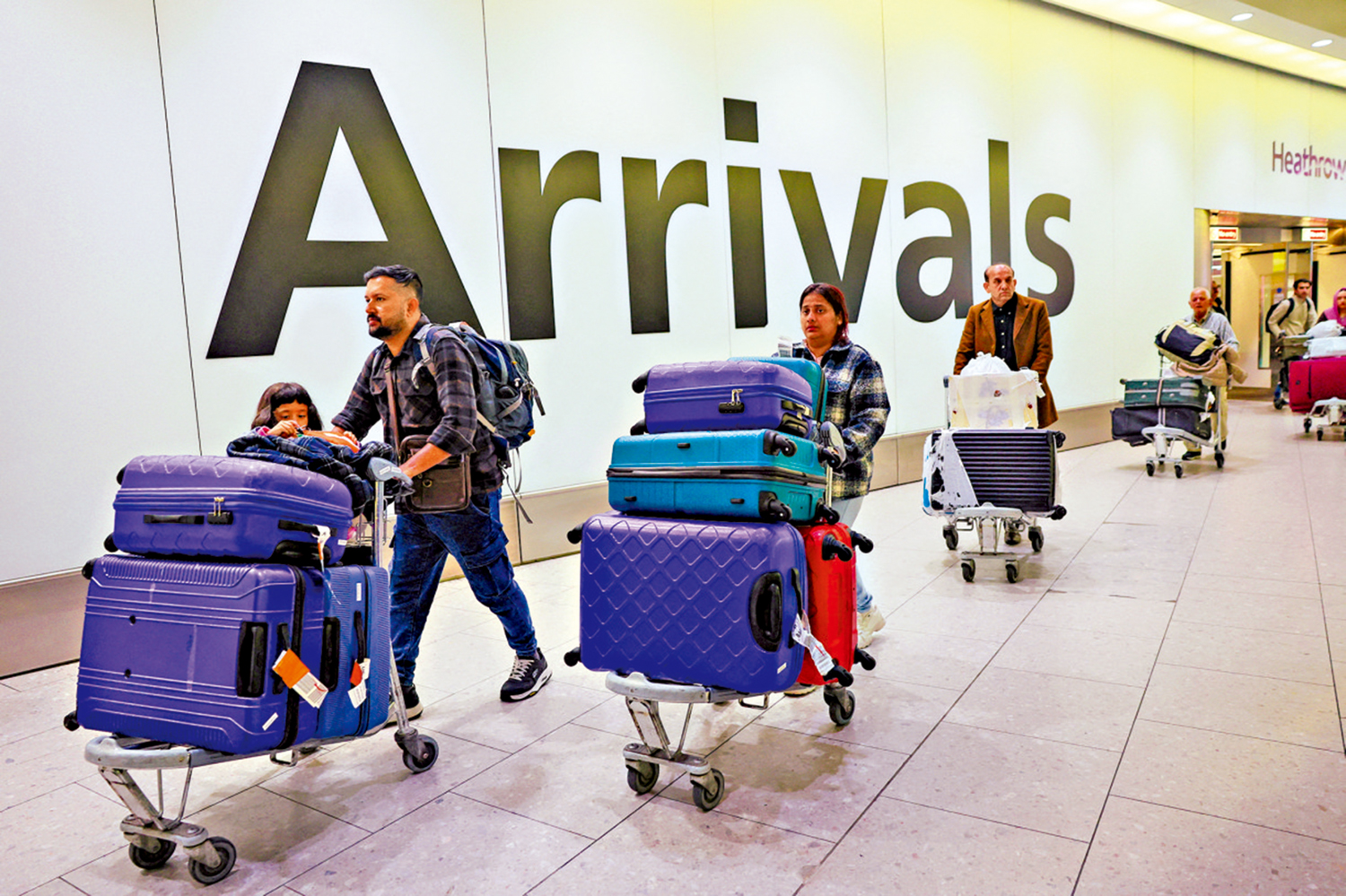 　　圖：英國25日起開始強制執行電子旅遊憑證（ETA）計劃。圖為旅客抵達倫敦希思羅機場。\路透社