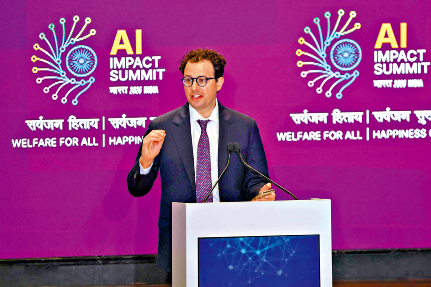 　　圖：Anthropic執行總裁阿莫戴19日在印度AI影響力峰會上發表演說。\法新社